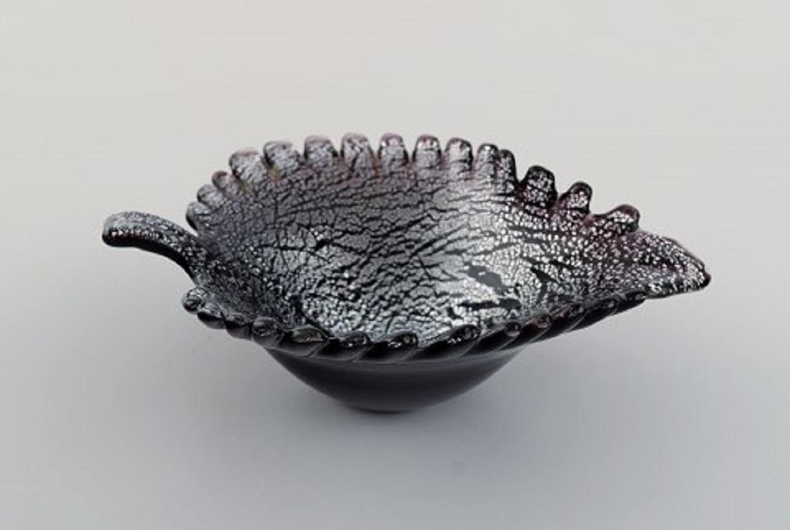 Leaf-shaped Murano bowl in black and silver-colored mouth-blown art glass. Italian design, 1960s.
Measures: 16.5 x 5.5 cm.
In perfect condition.