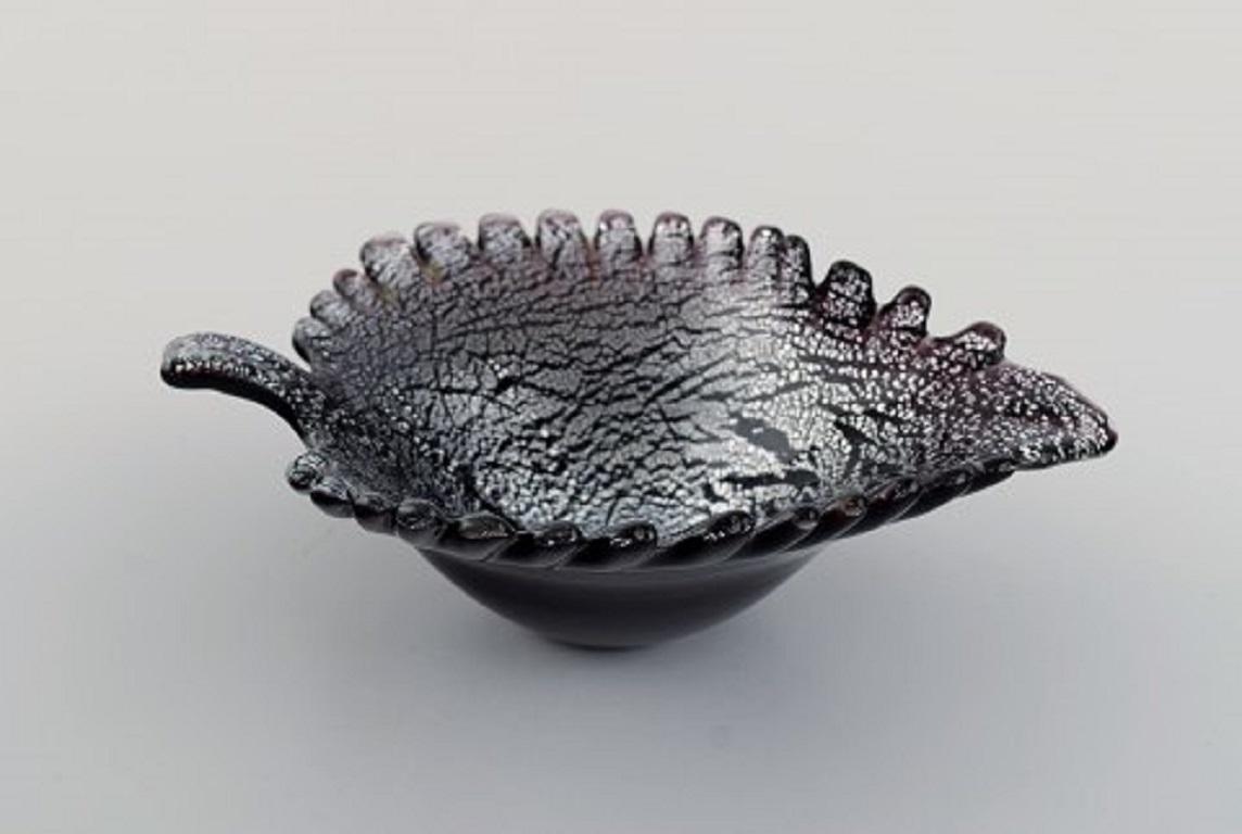 Coupe de Murano en forme de feuille en verre d'art soufflé à la bouche noir et argenté. Design italien, années 1960.
Dimensions : 16,5 x 5,5 cm : 16,5 x 5,5 cm.
En parfait état.