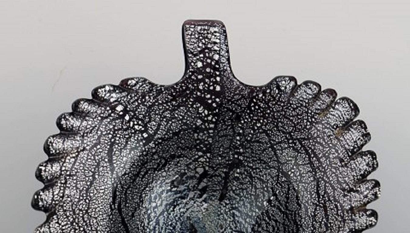 italien Coupe en forme de feuille en verre d'art soufflé à la bouche noir et argenté de Murano en vente