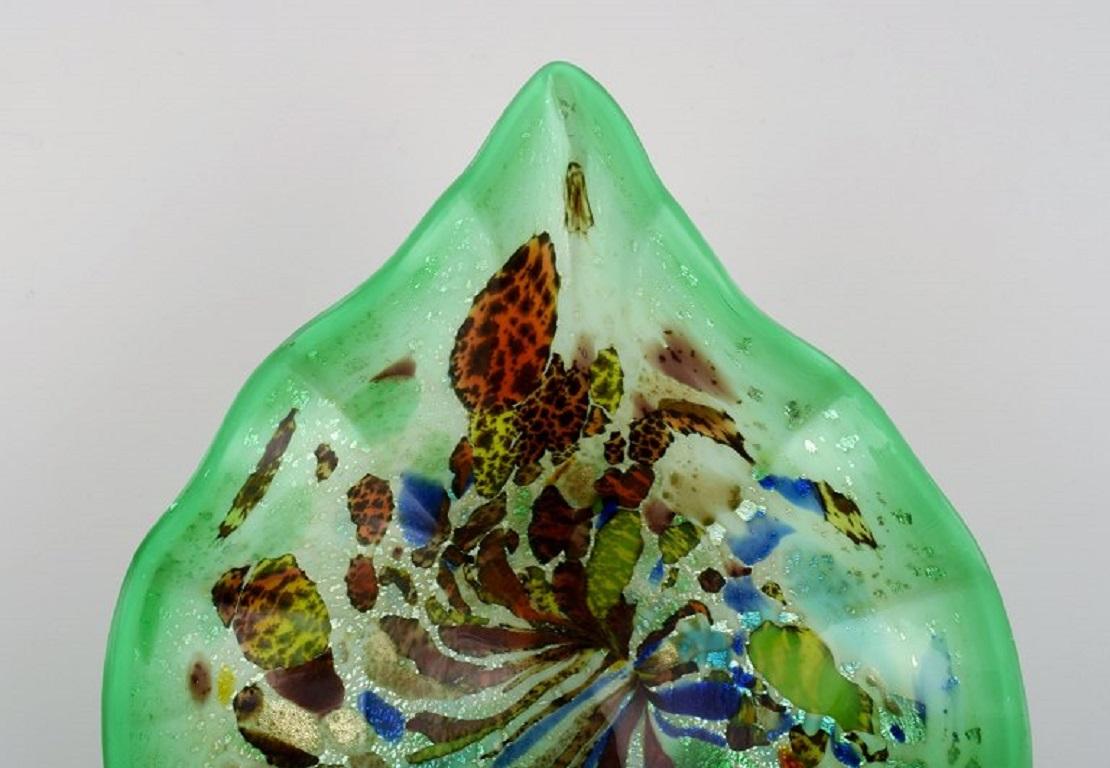 Leaf-shaped Murano bowl in polychrome mouth-blown art glass. 
Green background. Italian design, 1960s.
Measures: 23.5 x 6.5 cm
In excellent condition.