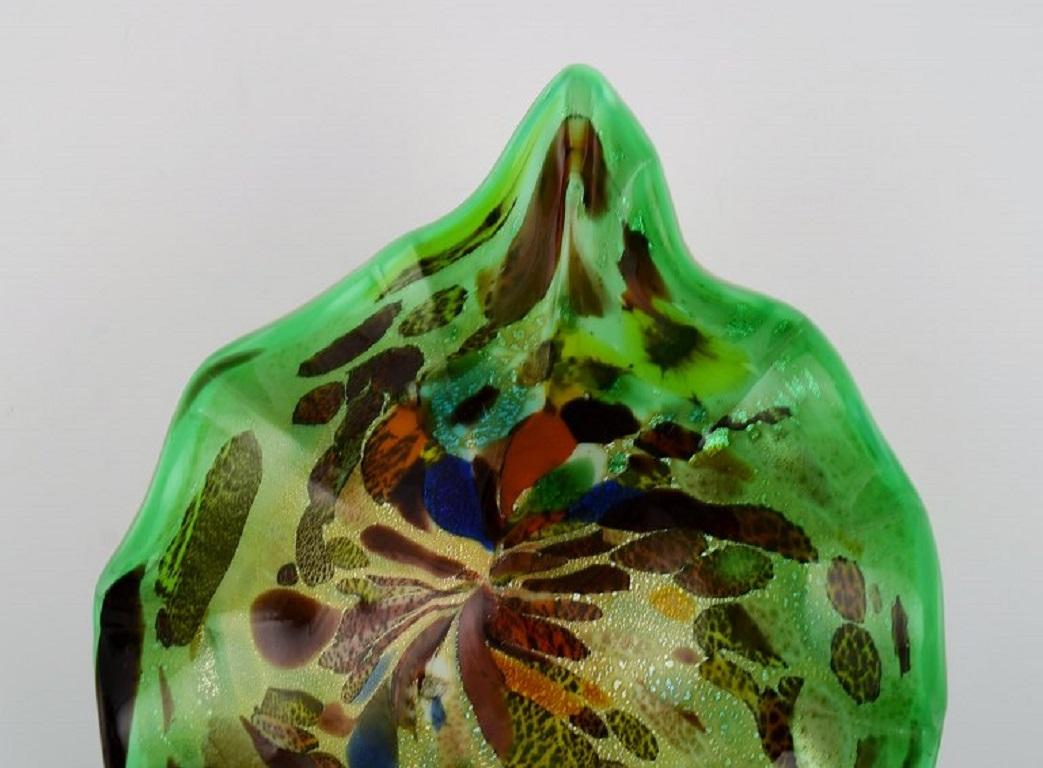 Blattförmige Murano-Schale aus polychromem mundgeblasenem Kunstglas. 
Grüner Hintergrund. Italienisches Design/One, 1960er Jahre.
Maße: 22,5 x 6,5 cm
In ausgezeichnetem Zustand.