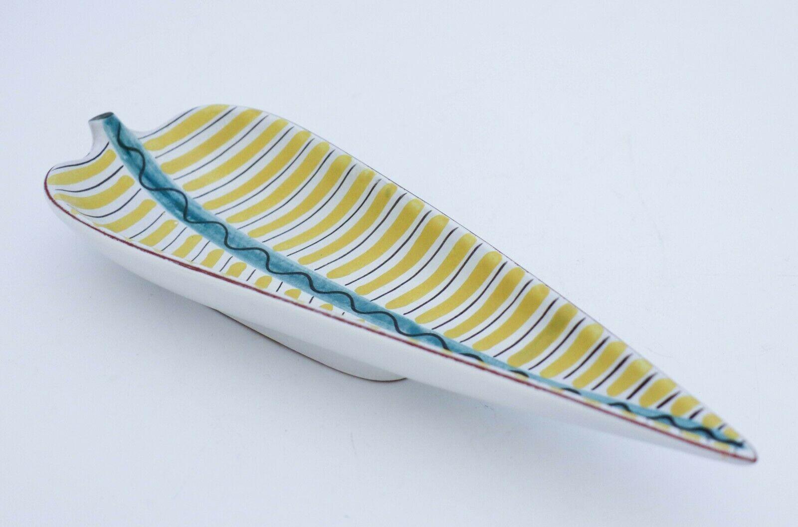 A lovely serving dish in shape of a leaf in faience designed by Stig Lindberg at Gustavsberg Studio, it´s 31,5 x 11 cm. It´s close to mint condition. It´s marked with the Stig Lindberg characteristic Studio-hand.