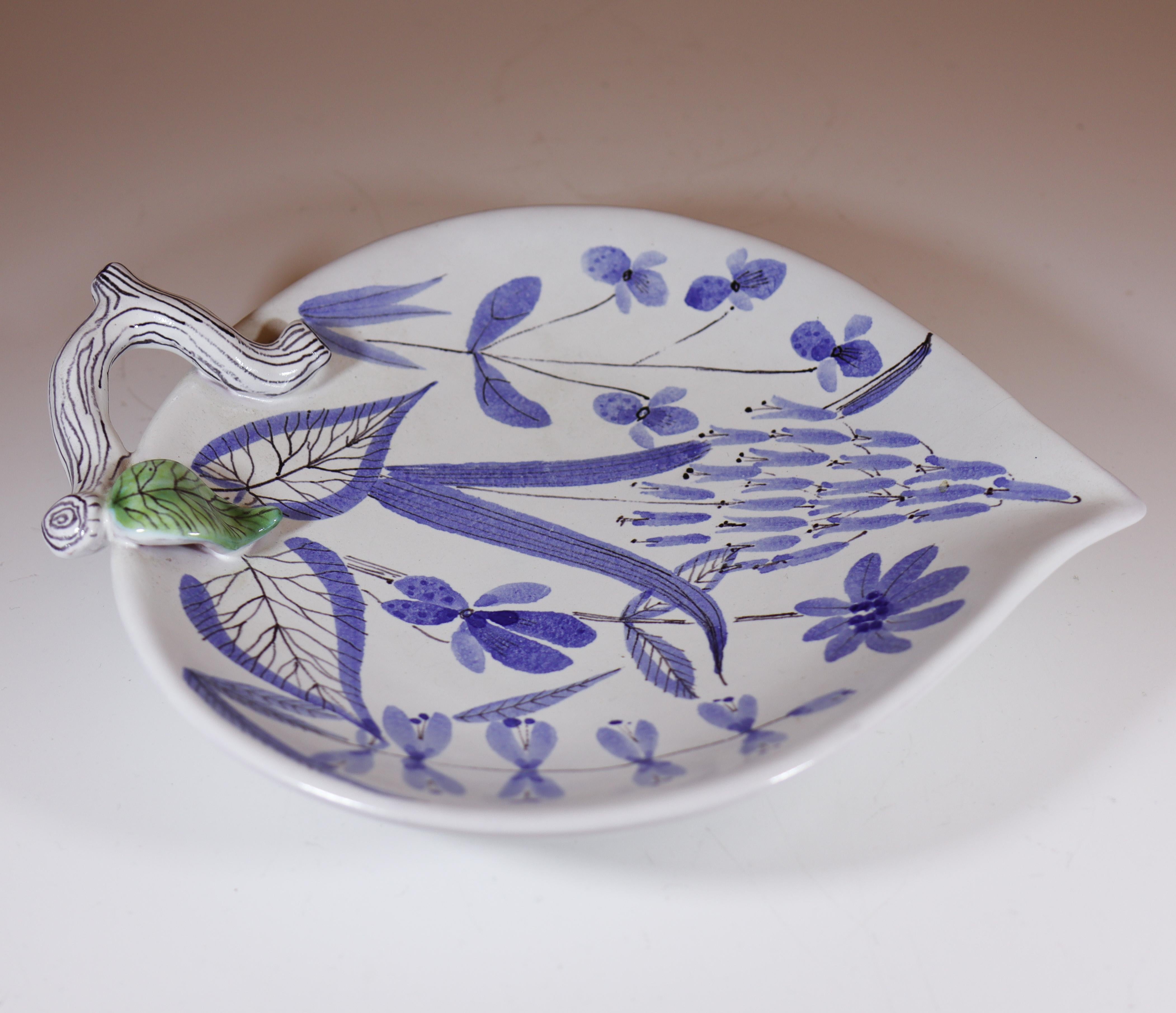 Scandinavo moderno Piatto da portata a forma di foglia in maiolica, Stig Lindberg, Gustavsbergs Studio in vendita