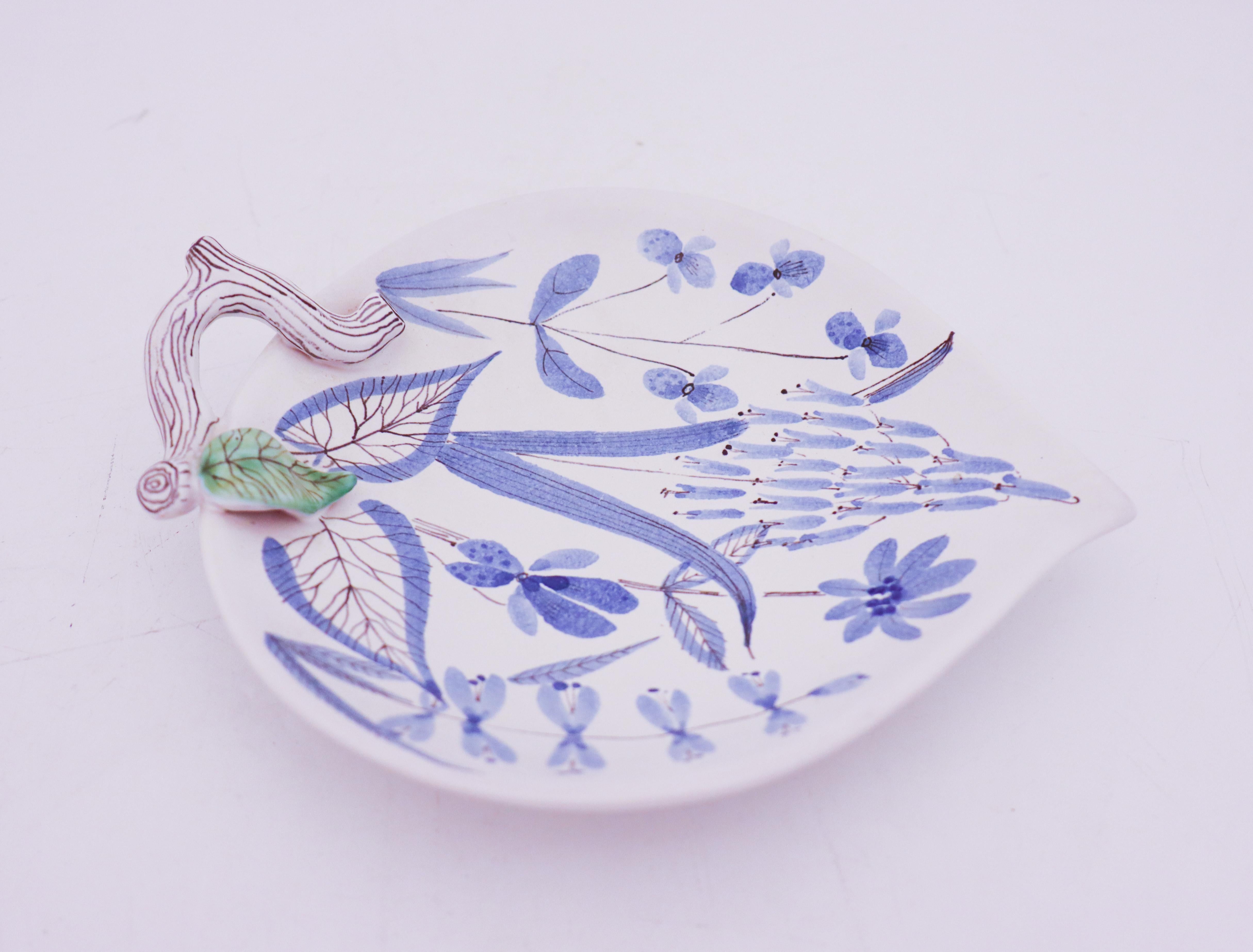 Leaf Shaped Serving Dish Faience, Stig Lindberg, Gustavsbergs Studio In Good Condition For Sale In Stockholm, SE