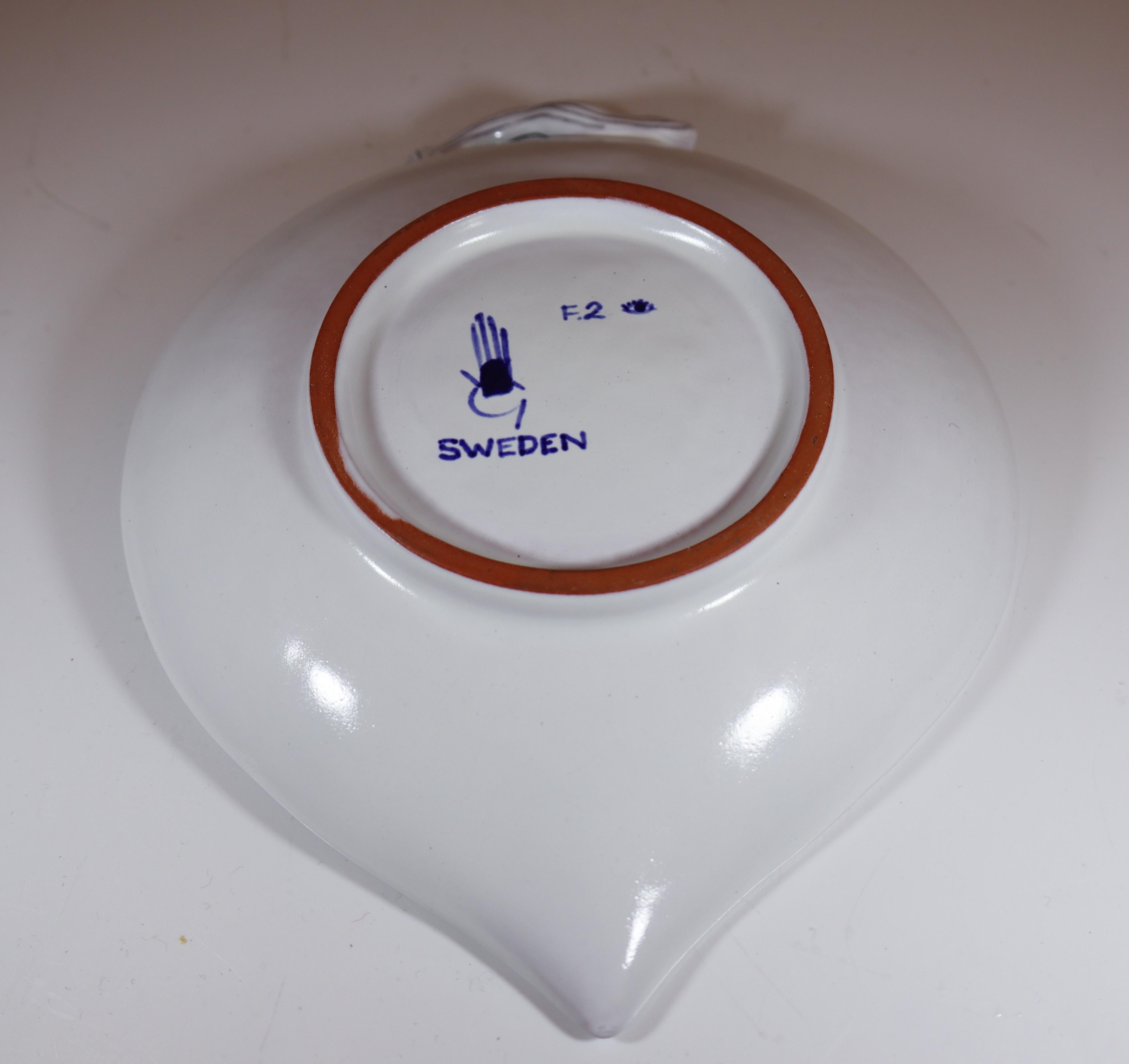 XIX secolo Piatto da portata a forma di foglia in maiolica, Stig Lindberg, Gustavsbergs Studio in vendita