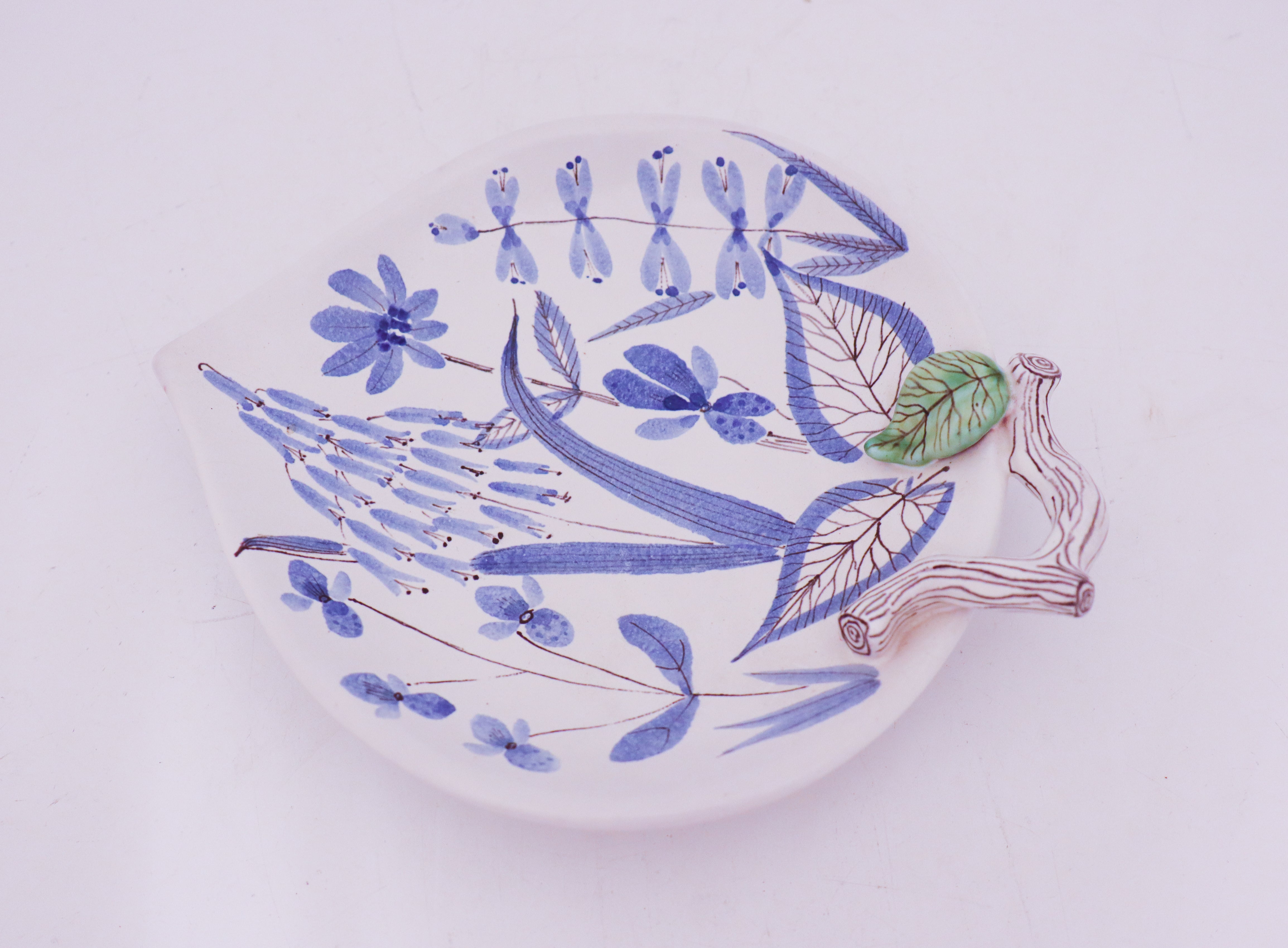 A lovely serving dish in shape of a leaf in faience designed by Stig Lindberg at Gustavsberg Studio, it´s 21 x 17 cm. It´s close to mint condition. It´s marked with the Stig Lindberg characteristic Studio-hand.