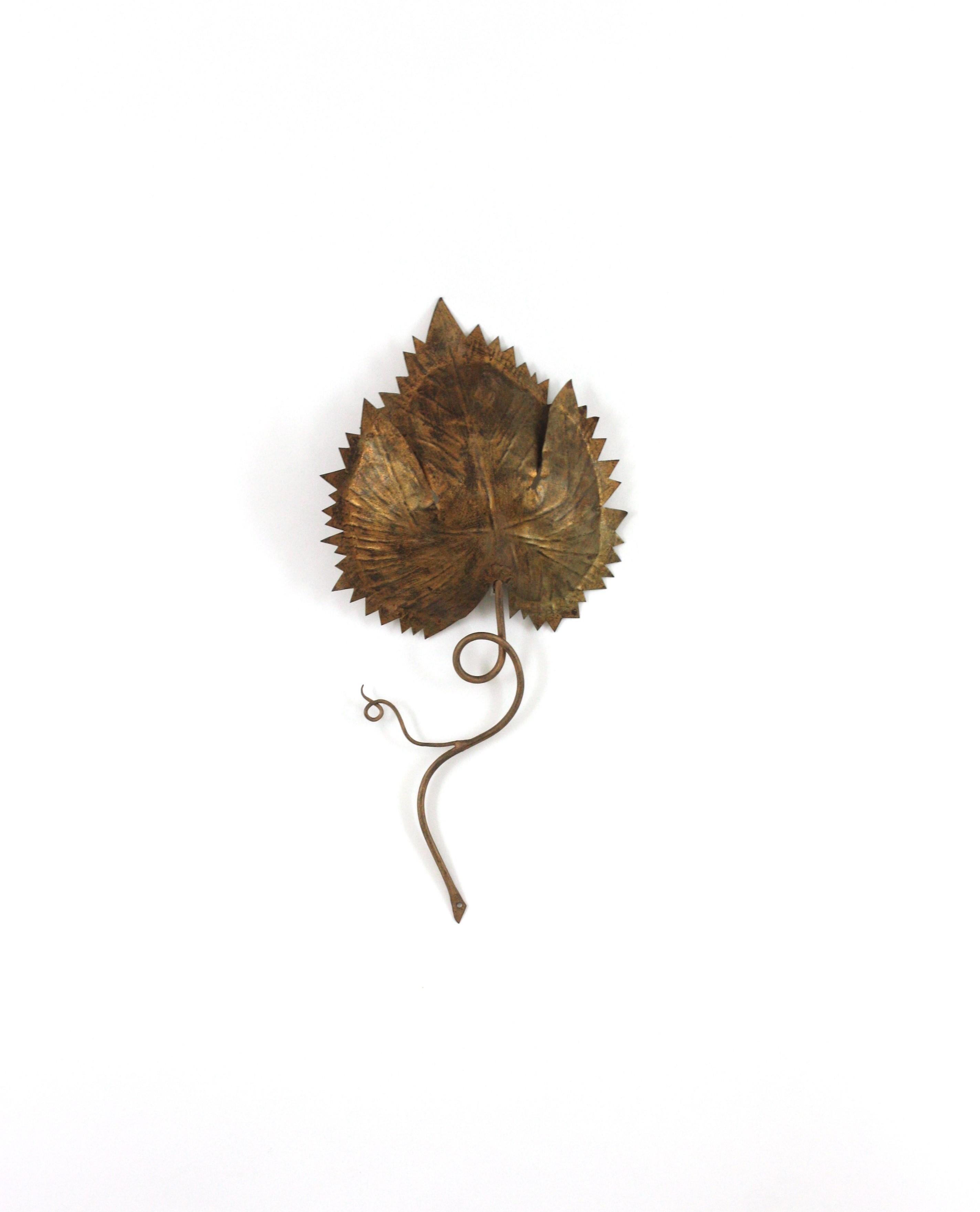 Leaf Shaped Wall Light / Wall Sculpture in Gilt Iron, Spain 1950s In Good Condition For Sale In Barcelona, ES