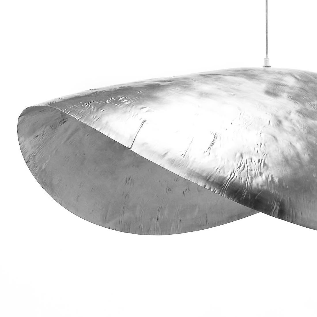 Suspension leaf silver large all in nickeled
solid brass. Flexible piece. 1 bulb, lamp holder
type E27, Max 18 Watt. 220 Voltage.
L 120 x D 65 x H 42cm. Electric cable in 250cm and
steel cable in 200cm. Price: 1690,00€.