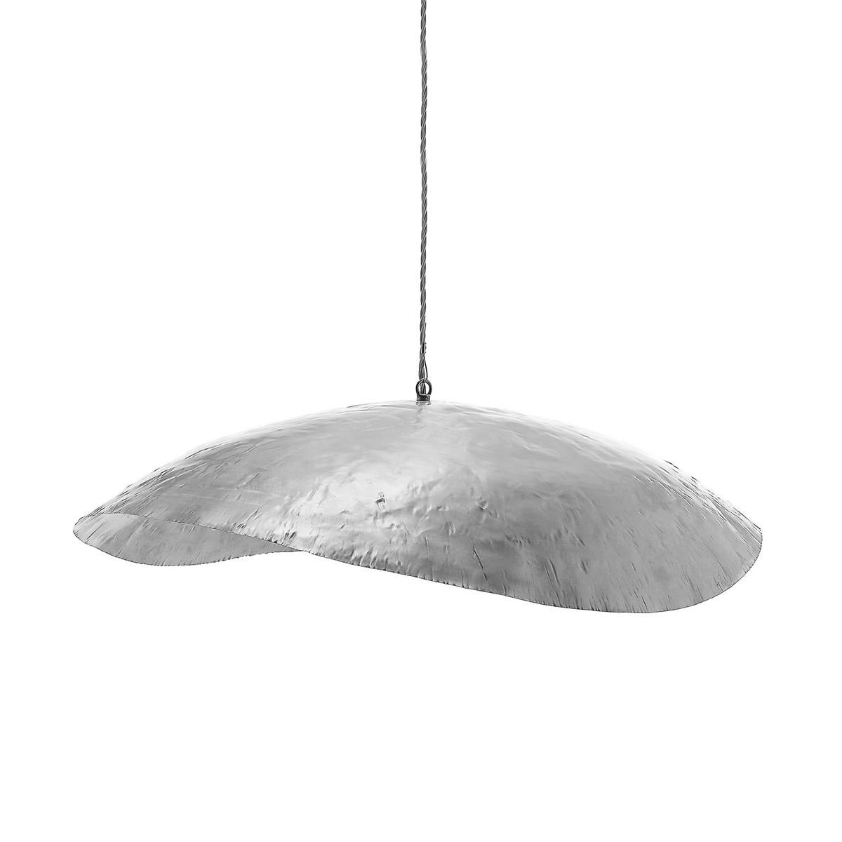 Suspension leaf silver medium all in matte
solid brass in nickel finish. 1 bulb, lamp holder
type E27, Max 18 Watt. 220 Voltage.
L 80 x D 70 x H 18cm. Electric cable in 250cm and
steel cable in 200cm. Price: 1090,00€.