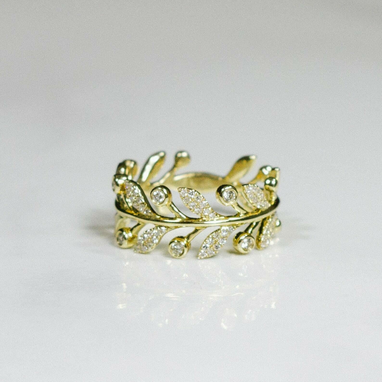 Contemporary Leaf Style 0.24 Total Carat Round Bezel Diamond Yellow Gold Cocktail Ring For Sale