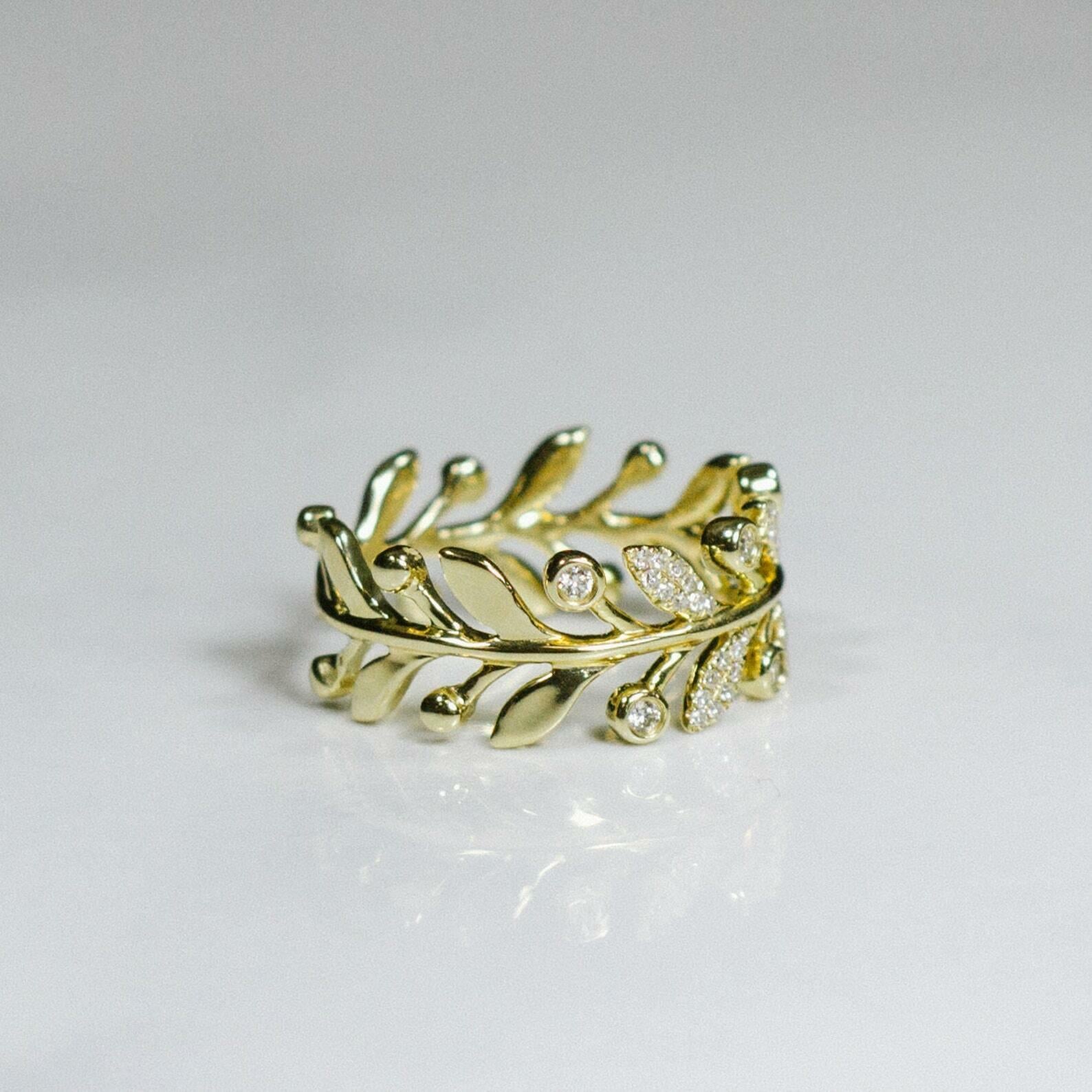 Round Cut Leaf Style 0.24 Total Carat Round Bezel Diamond Yellow Gold Cocktail Ring For Sale