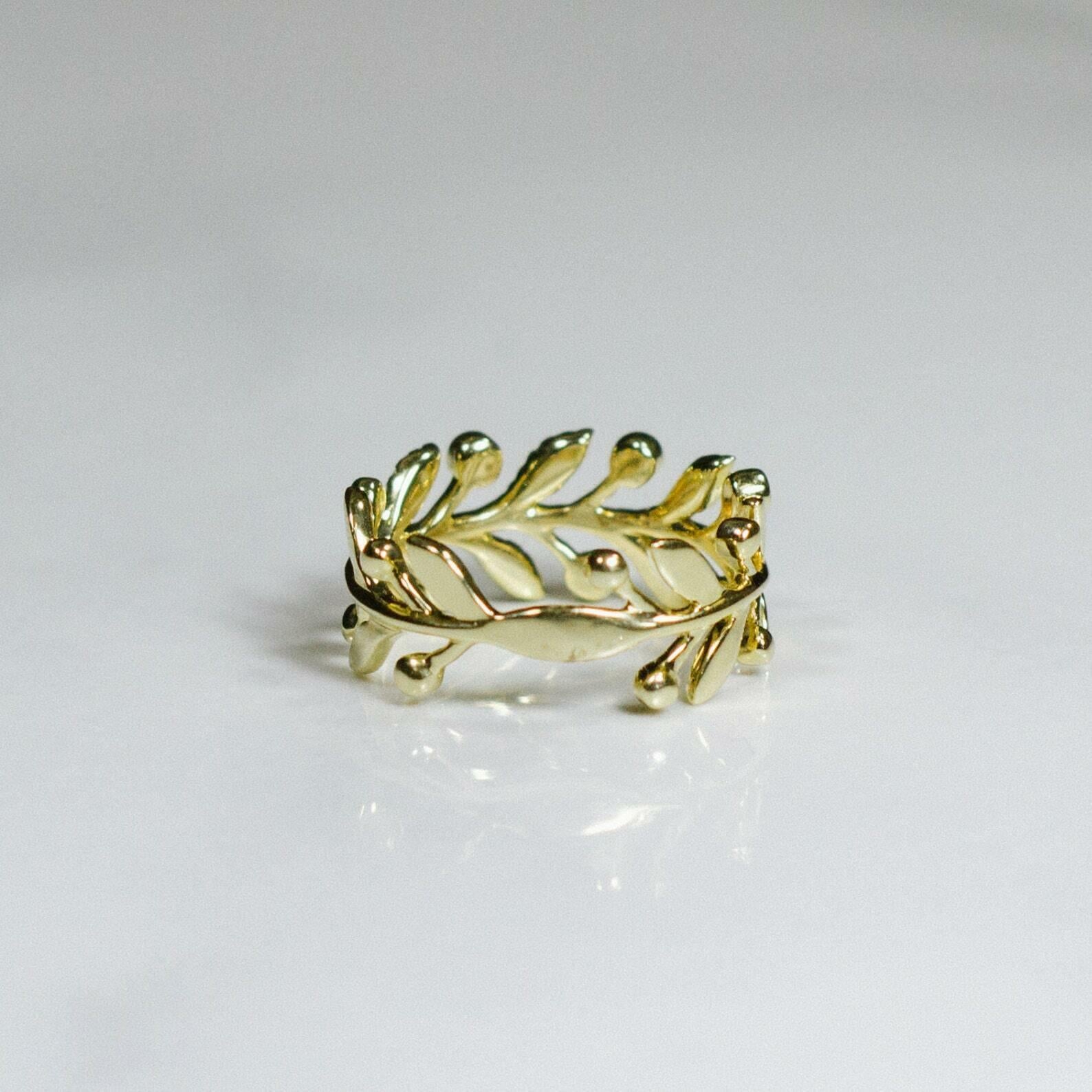 Leaf Style 0.24 Total Carat Round Bezel Diamond Yellow Gold Cocktail Ring In New Condition For Sale In Los Angeles, CA