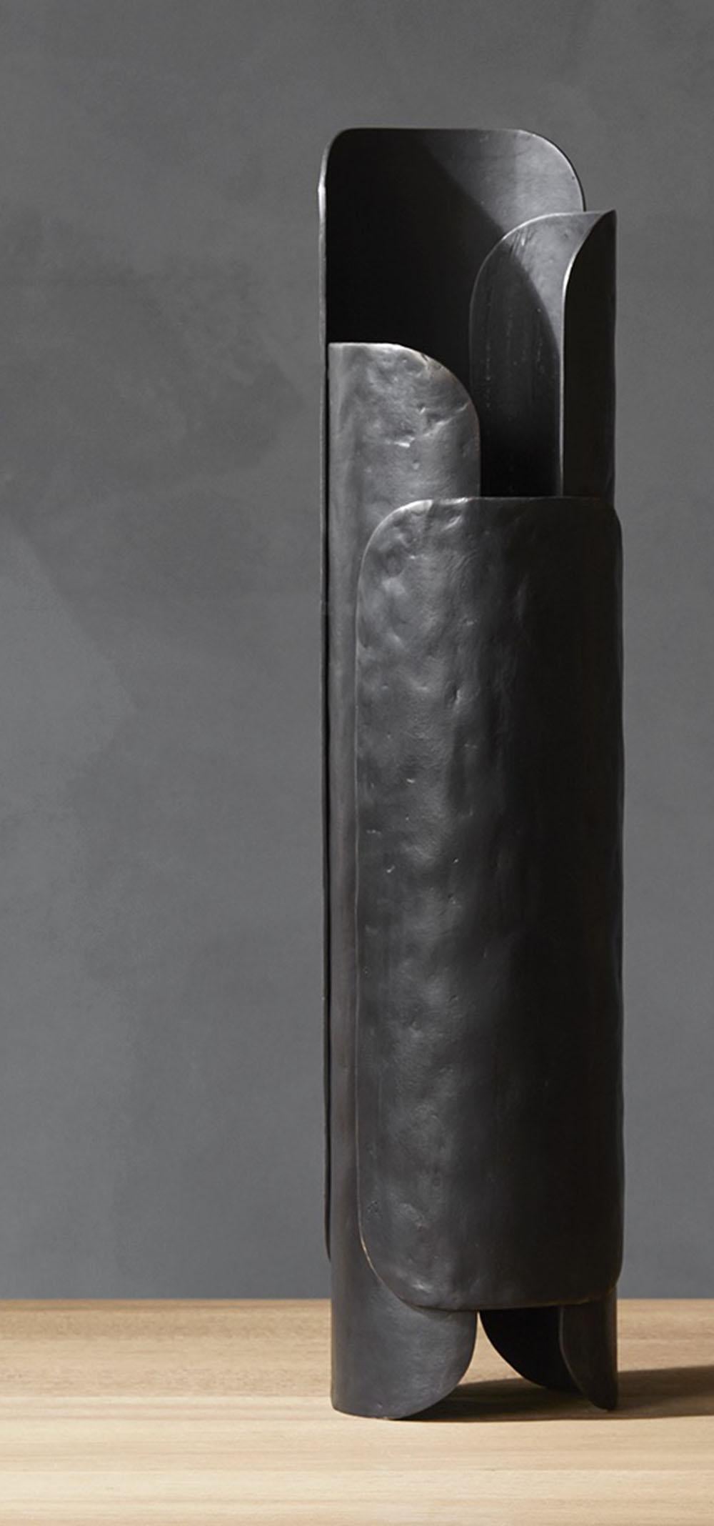 Designed by Dan Yeffet for Collection Particulière, Leaf is an elegant vase made of black patinated bronze with insert in stainless steel.
Dimensions: vase (tall) : Ø 20 x h 77 cm (insert : Ø 16 x h 36 cm)
Materials : bronze / stainless steel