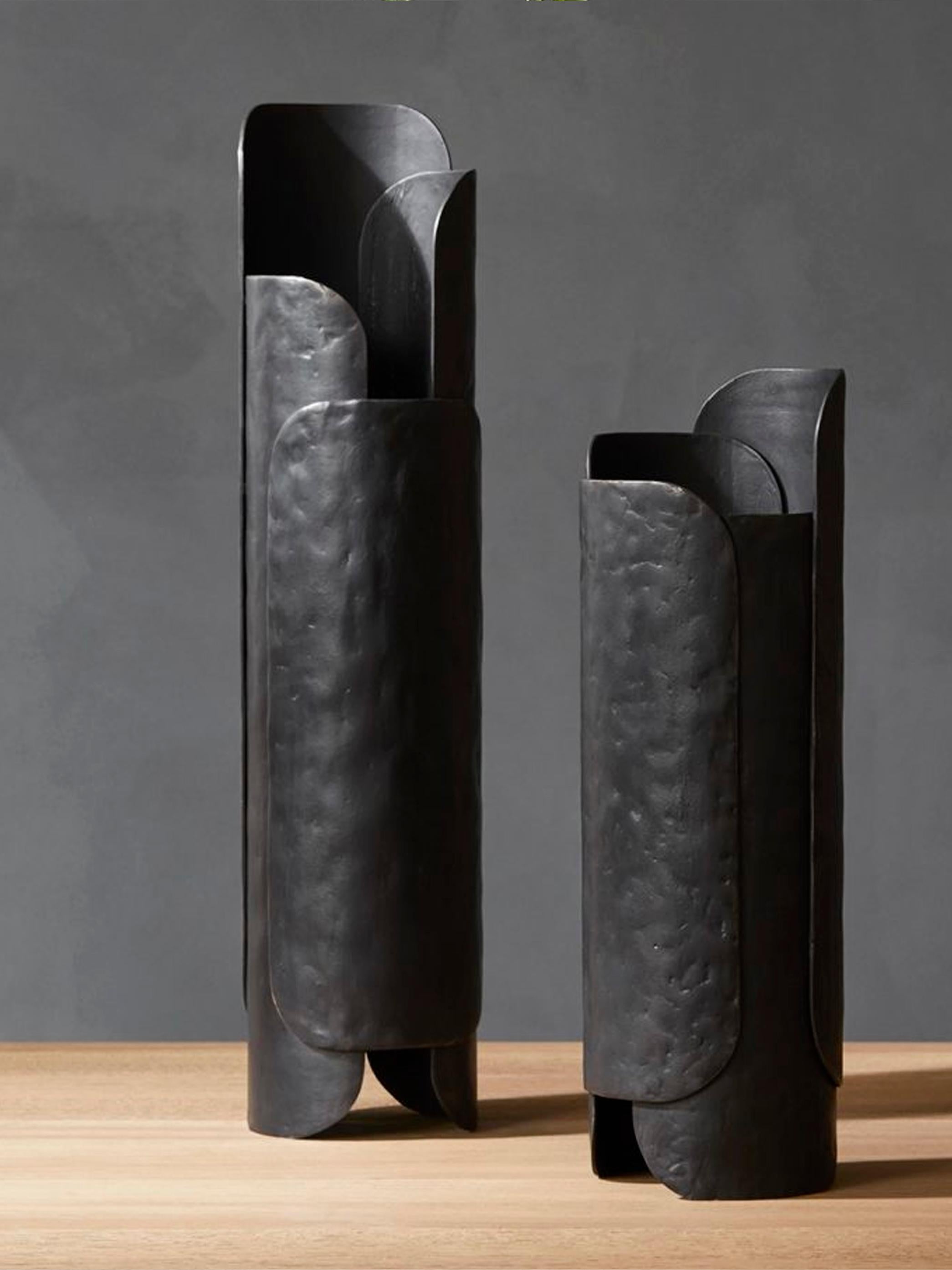 Disegnato da Dan Yeffet per Collection Particulière, Leaf è un elegante vaso in bronzo patinato nero con inserto in acciaio inossidabile.
Dimensioni: vaso (alto) : Ø 20 x h 77 cm (inserto : Ø 16 x h 36 cm)
Materiali: inserto in bronzo / acciaio