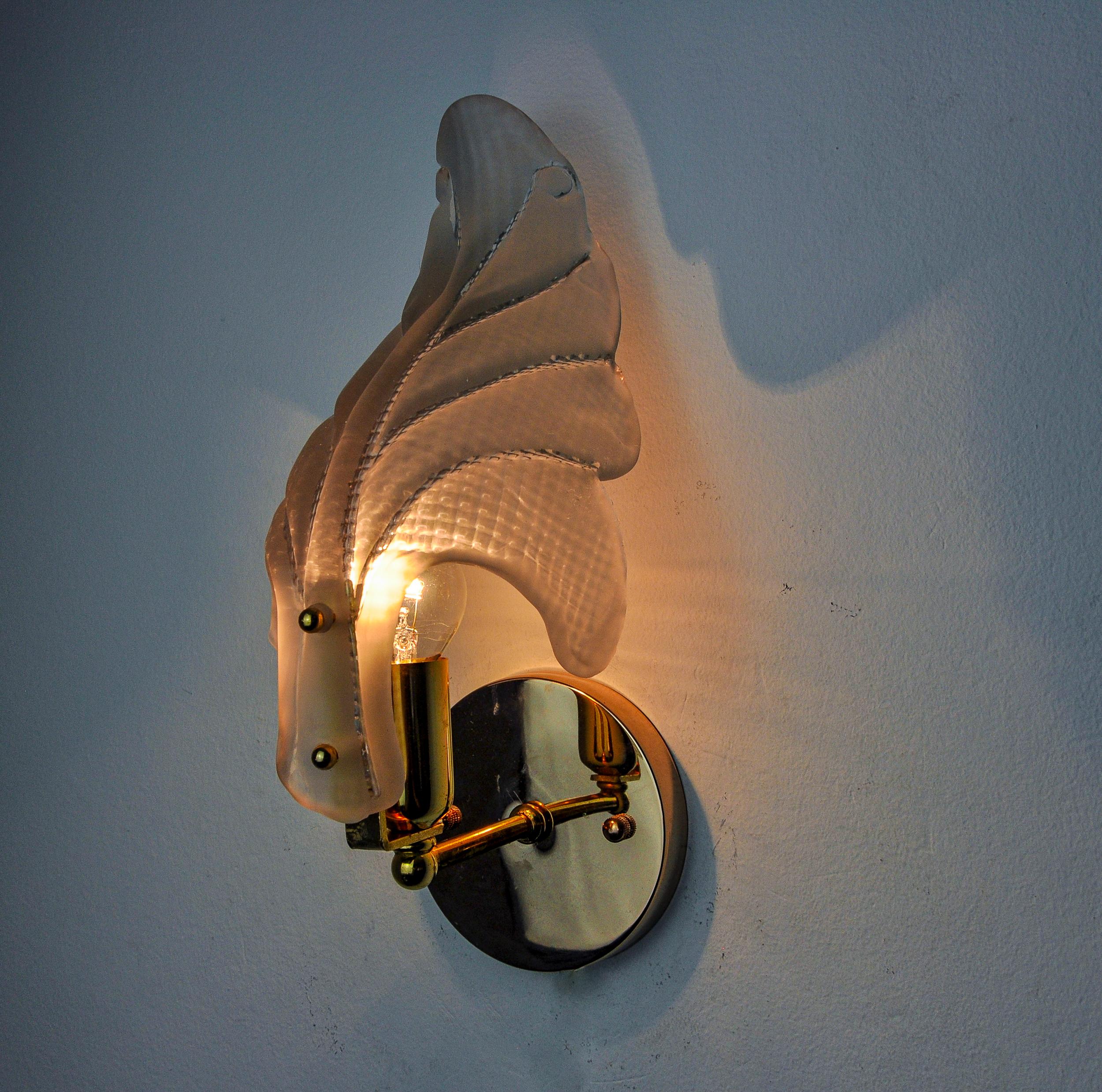 Magnífica lámpara de pared de Carl Fagerlund para Lyfa de los años 70. Estructura de metal dorado y cristal esmerilado en forma de hoja. La luz difusa es suave y armoniosa, perfecta para iluminar tu interior. Marca de tiempo coherente con la
