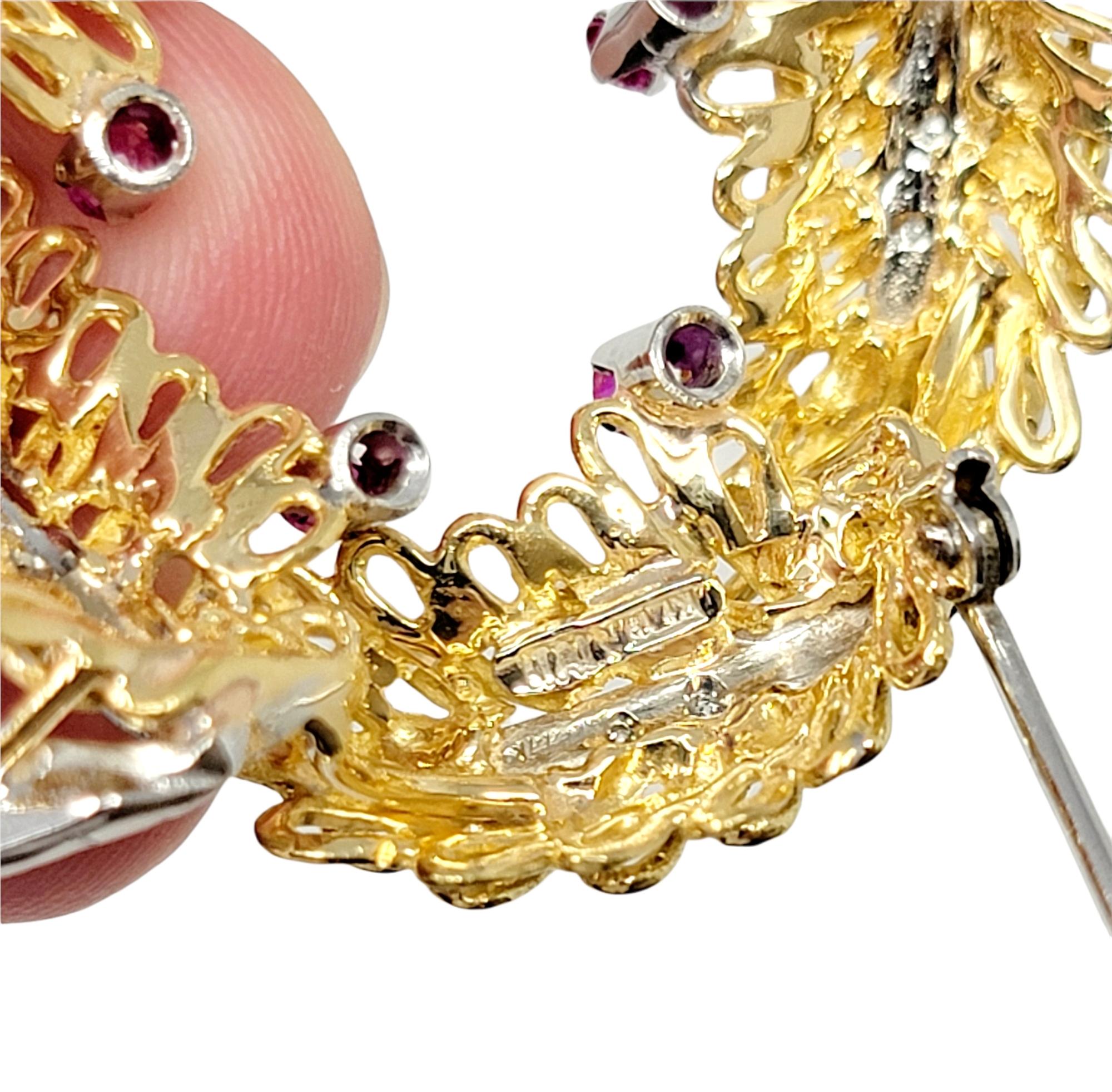 Broche en forme de couronne de feuilles en or 14 carats avec détails en diamants et rubis en vente 5