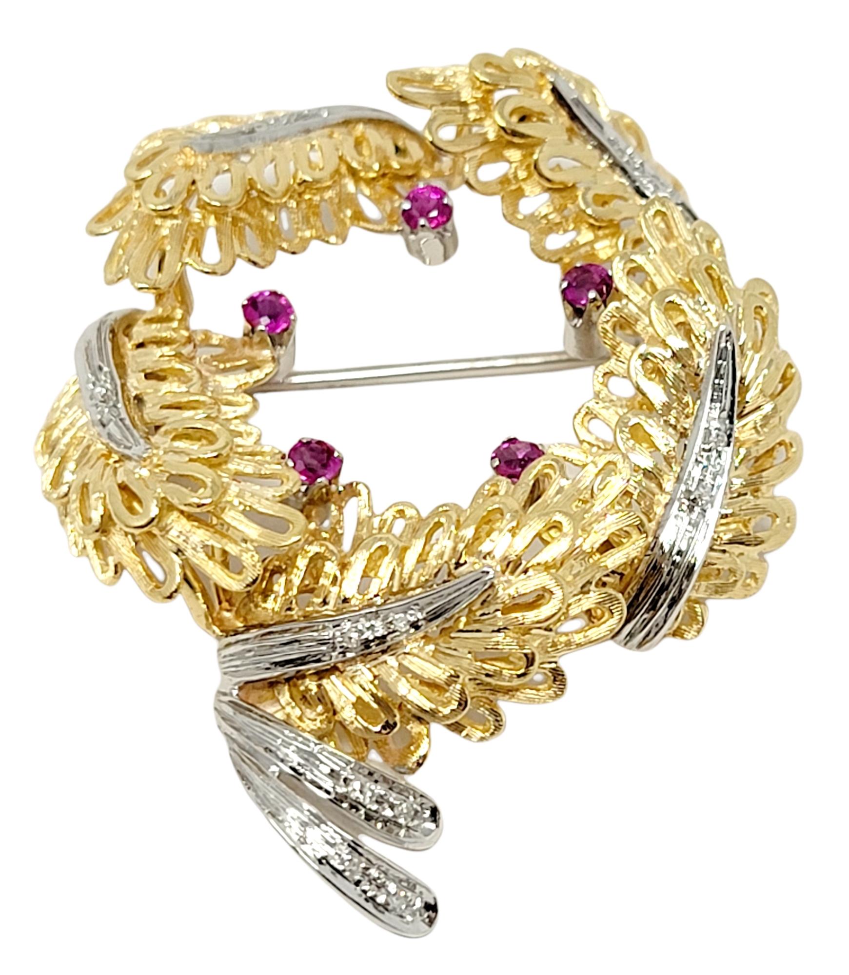Contemporain Broche en forme de couronne de feuilles en or 14 carats avec détails en diamants et rubis en vente