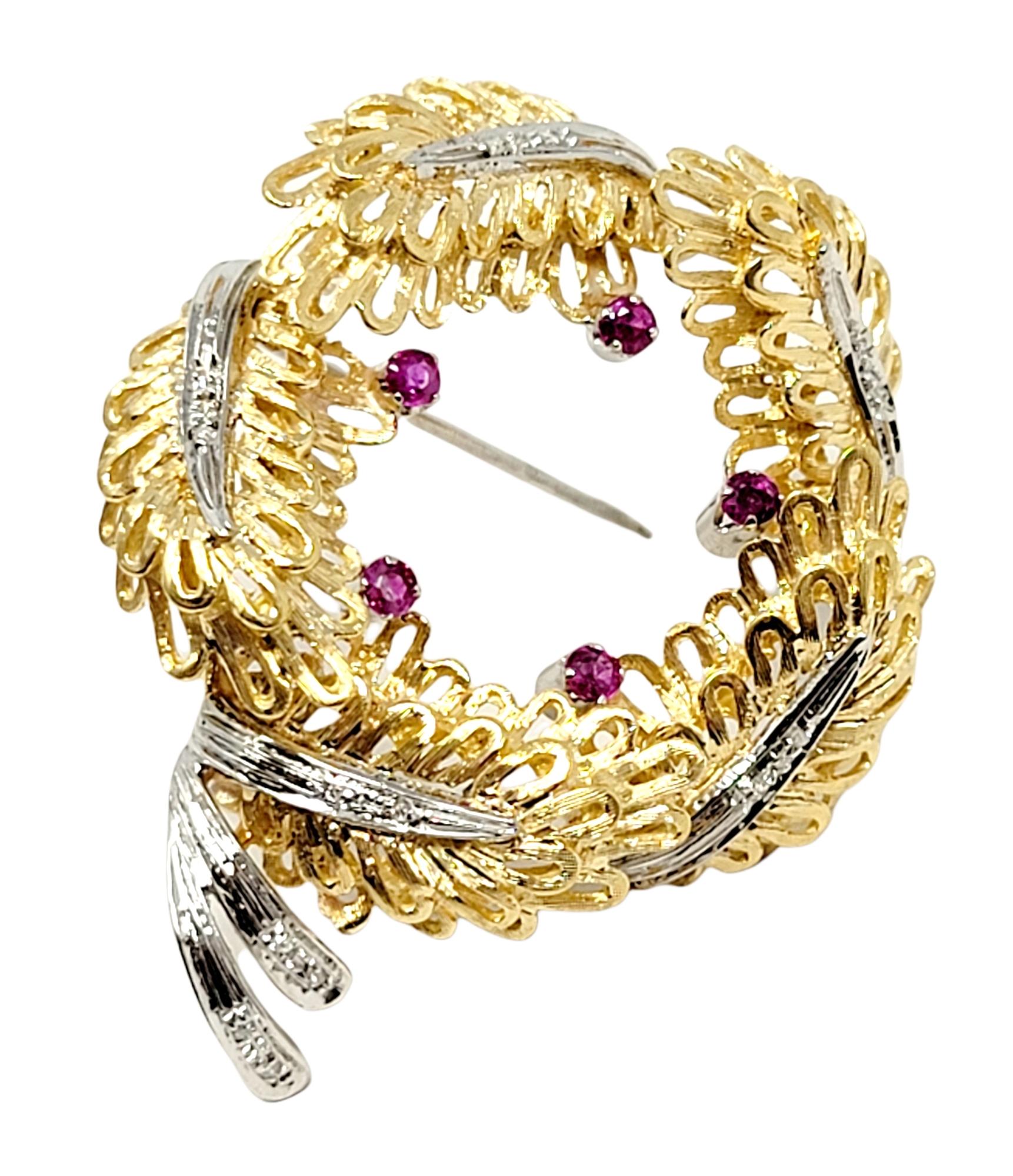 Taille ronde Broche en forme de couronne de feuilles en or 14 carats avec détails en diamants et rubis en vente
