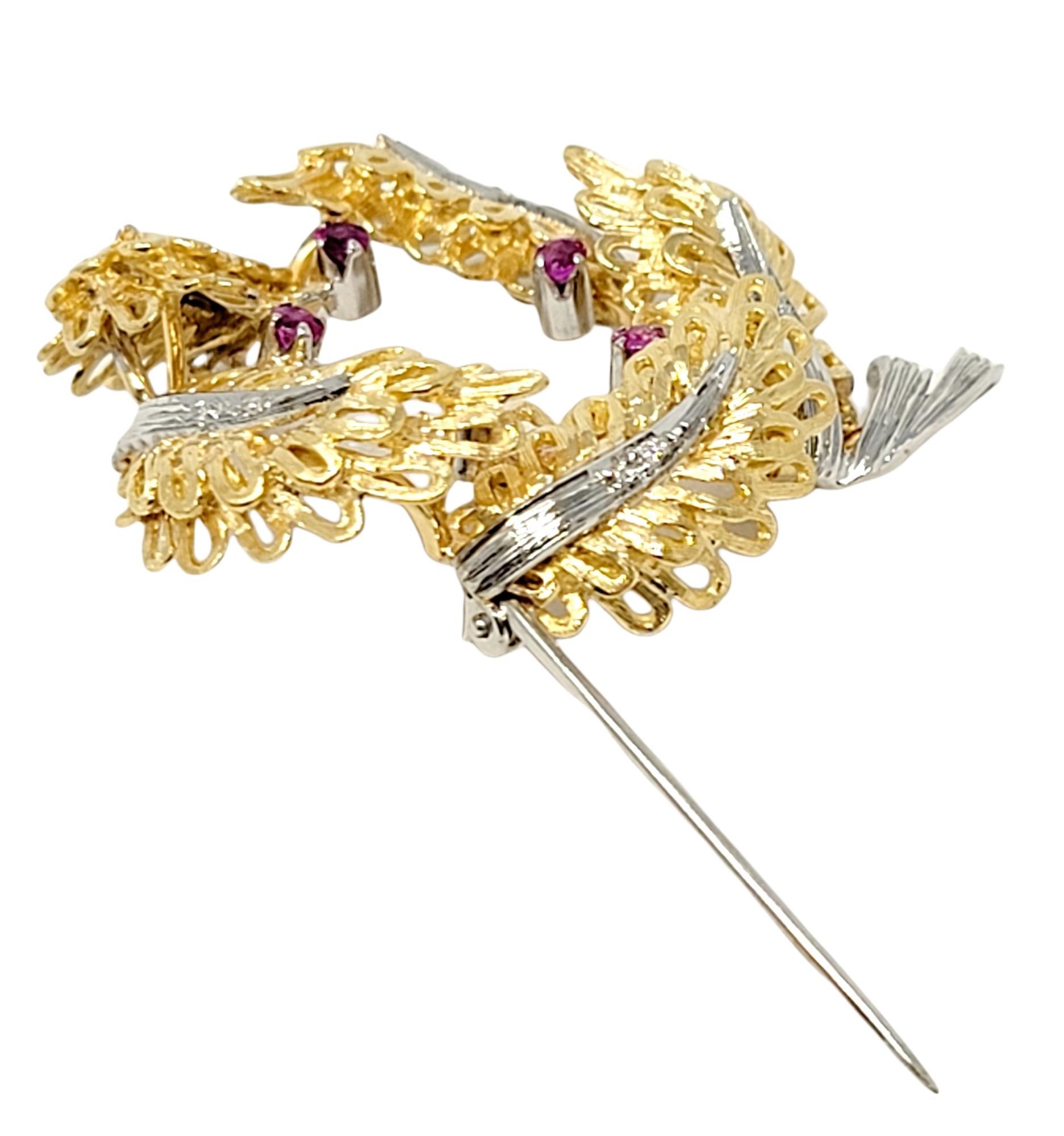 Broche en forme de couronne de feuilles en or 14 carats avec détails en diamants et rubis en vente 1