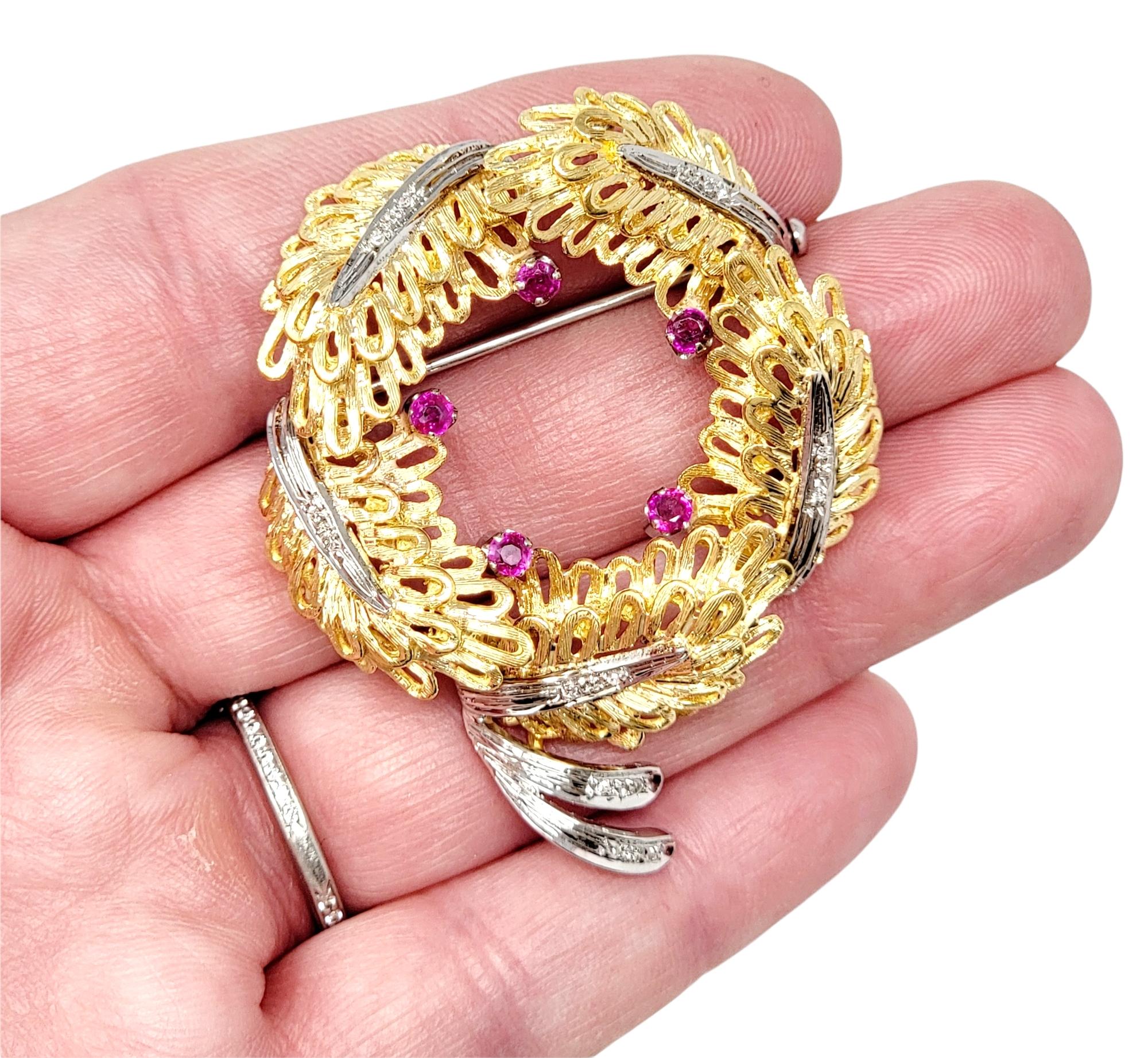 Broche en forme de couronne de feuilles en or 14 carats avec détails en diamants et rubis en vente 2