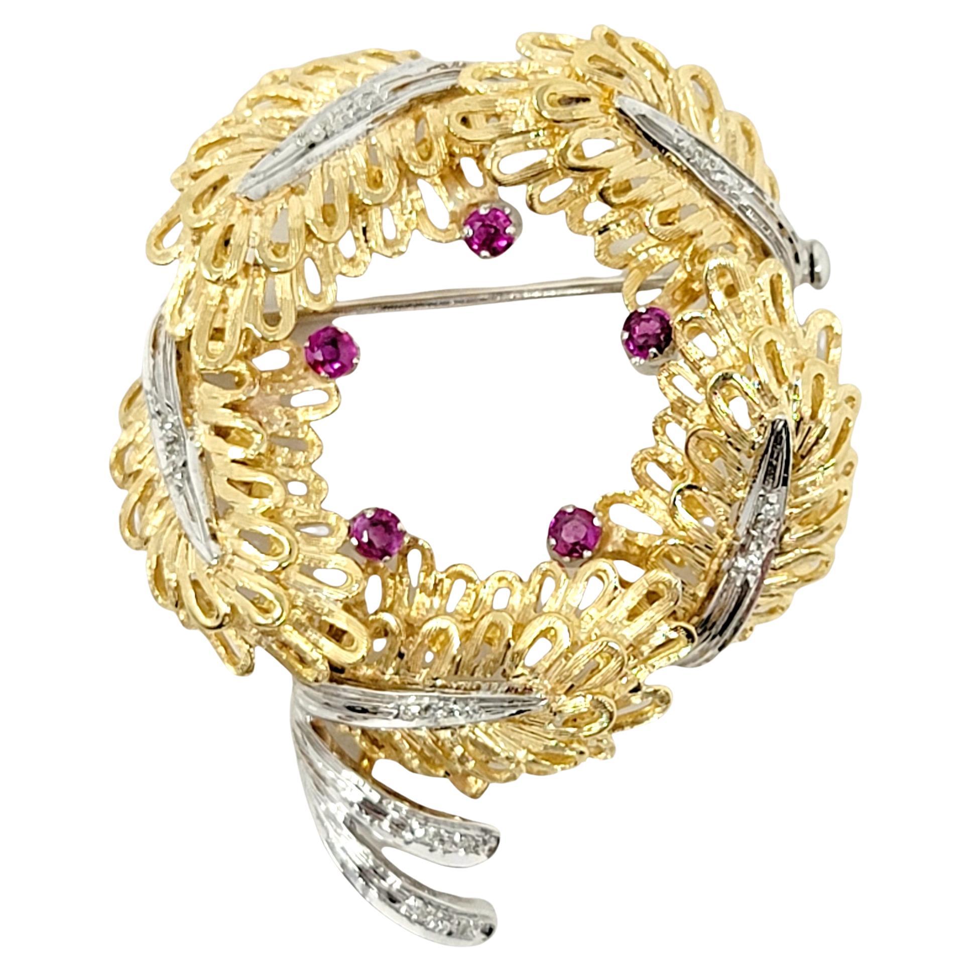 Broche en forme de couronne de feuilles en or 14 carats avec détails en diamants et rubis