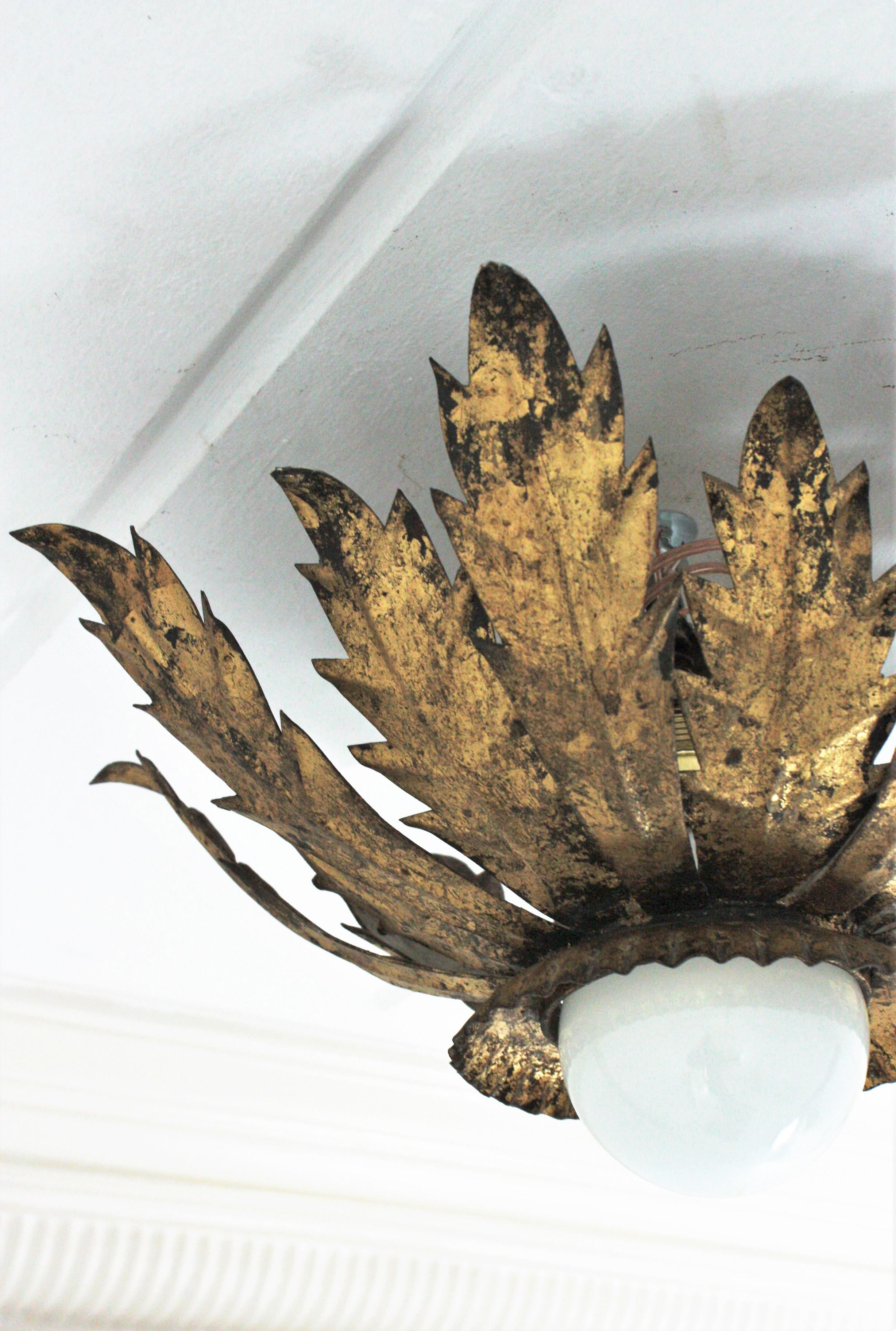 Apparecchio di illuminazione a raggiera a corona fogliacea in metallo dorato in vendita 7