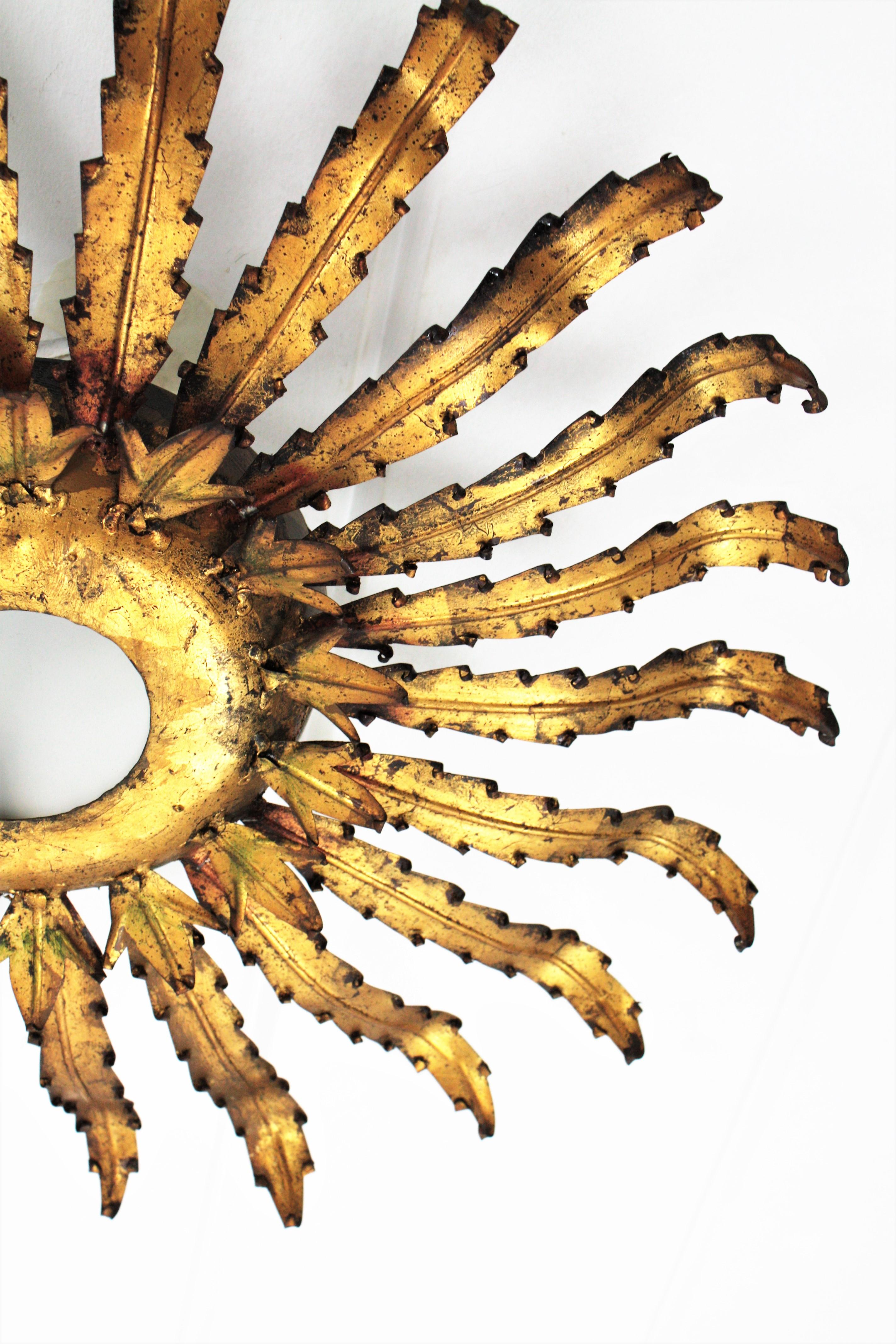 Luminaire Sunburst en métal doré à feuilles, années 1960 en vente 2