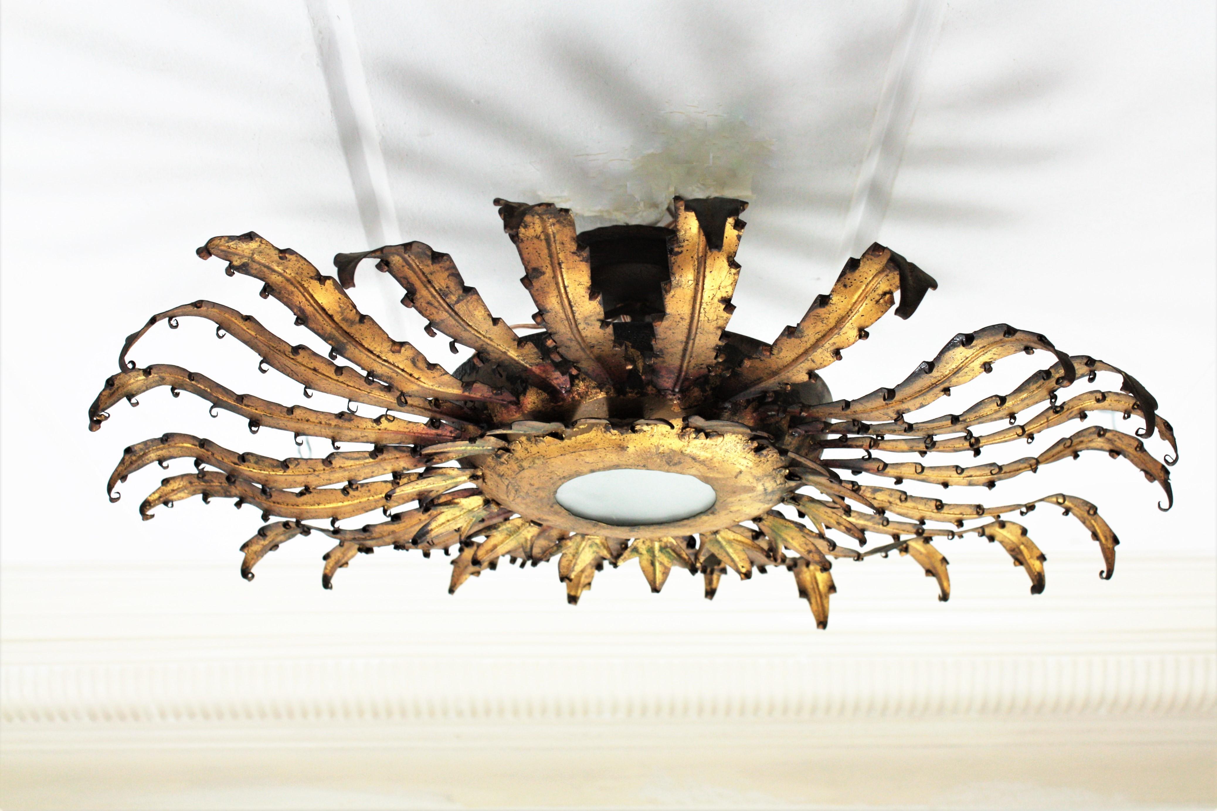 Luminaire Sunburst en métal doré à feuilles, années 1960 en vente 4