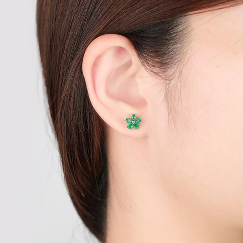 Leafie Flower Emerald Earrings In New Condition For Sale In Los Angeles, CA