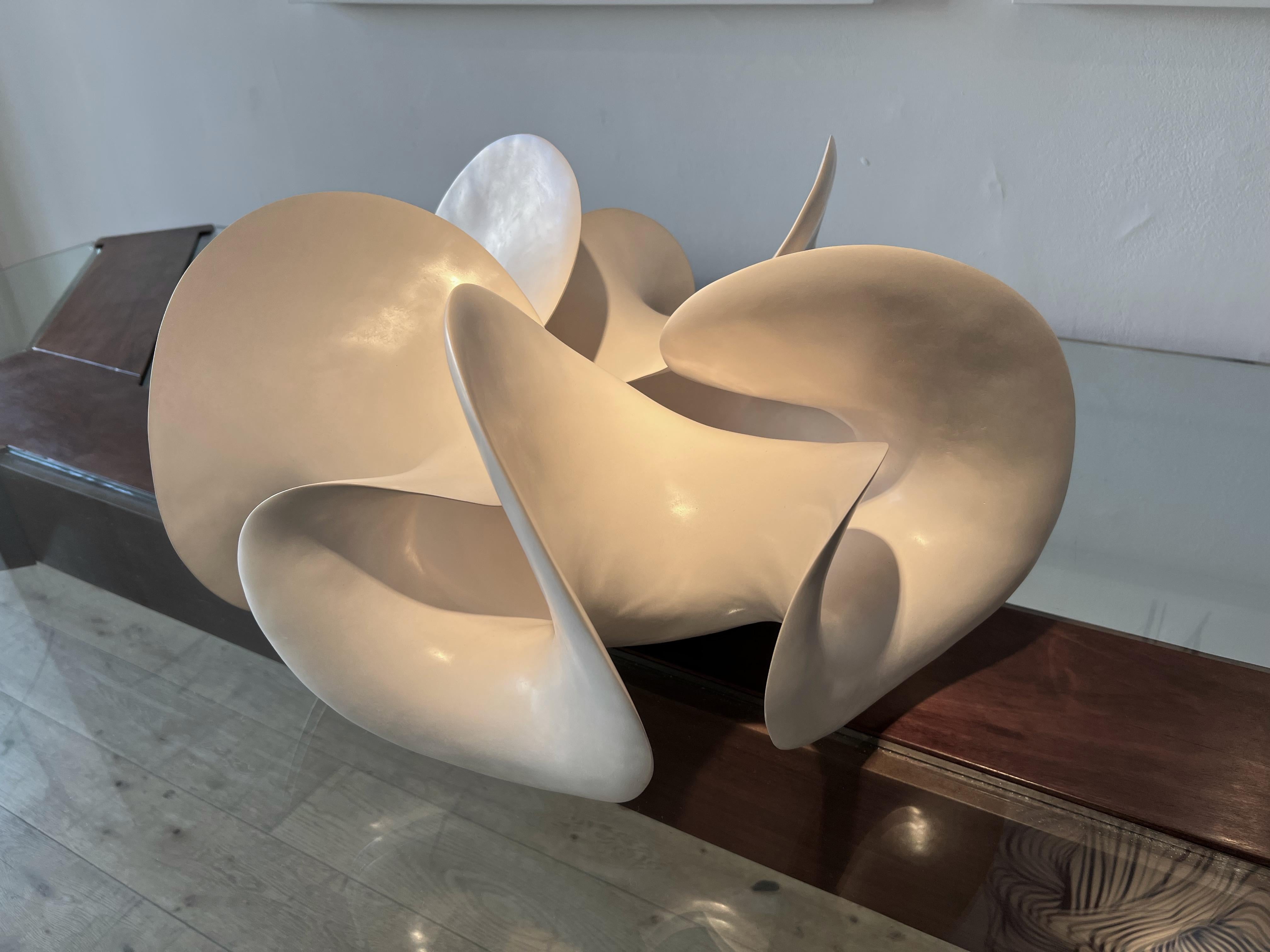„Leaflollipop“, zeitgenössische Keramik-Skulptur, von Astrid Dahl, 2022 im Zustand „Neu“ im Angebot in London, GB