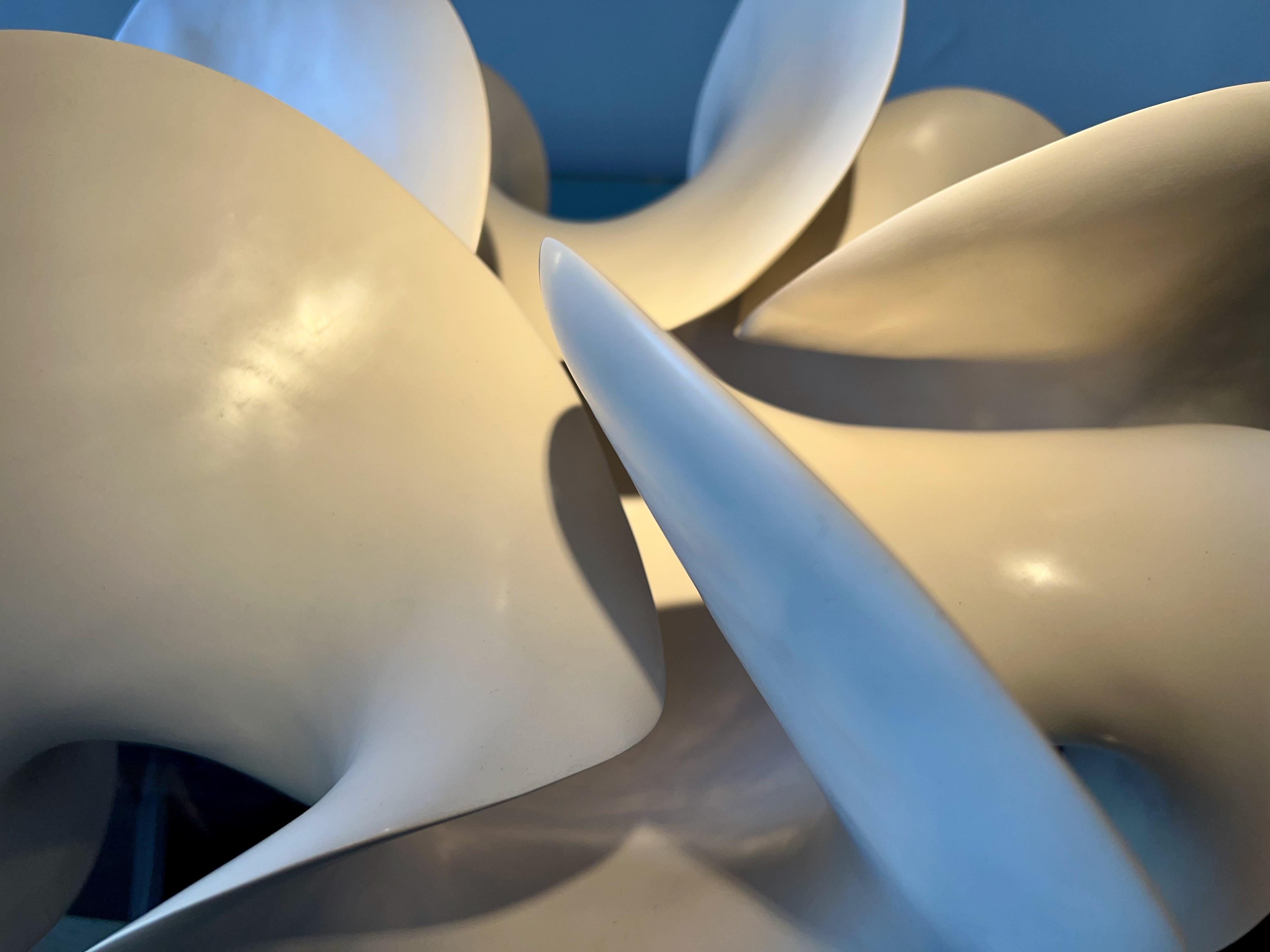 „Leaflollipop“, zeitgenössische Keramik-Skulptur, von Astrid Dahl, 2022 (21. Jahrhundert und zeitgenössisch) im Angebot