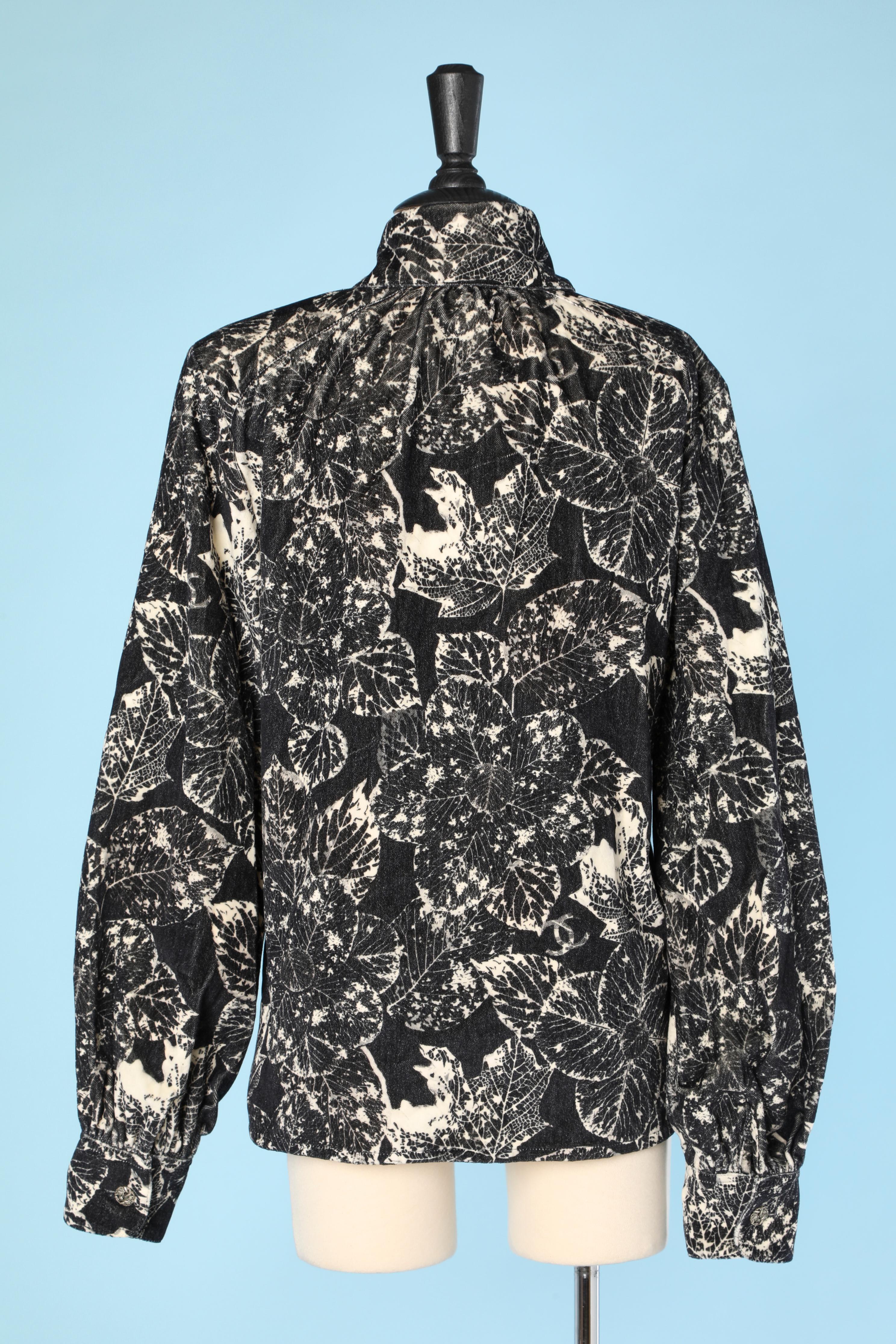 Blattblatt bedrucktes Baumwoll-Samthemd mit Markenschmuck-Knöpfen Chanel  für Damen oder Herren im Angebot