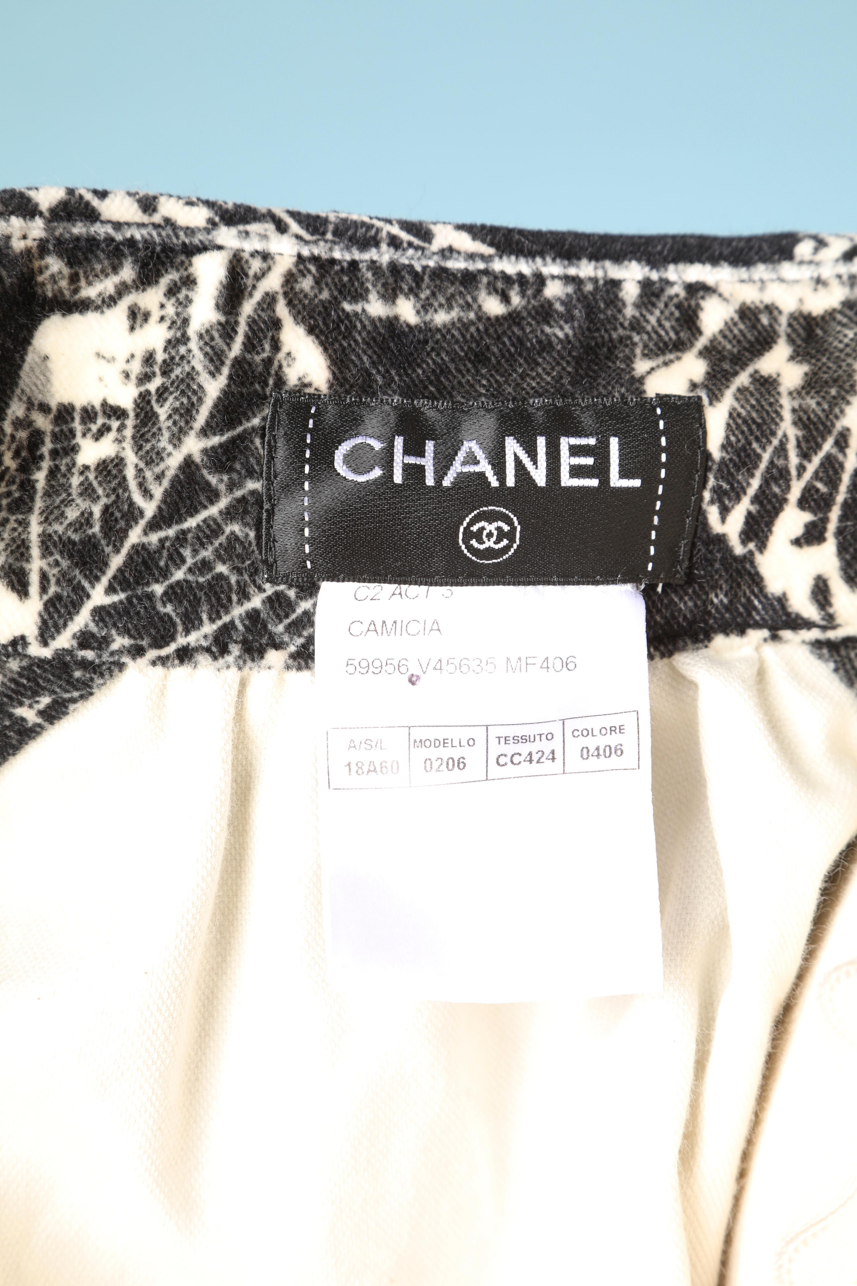 Leaf's printed cotton velvet shirt with branded jewellery buttons Chanel  For Sale 2