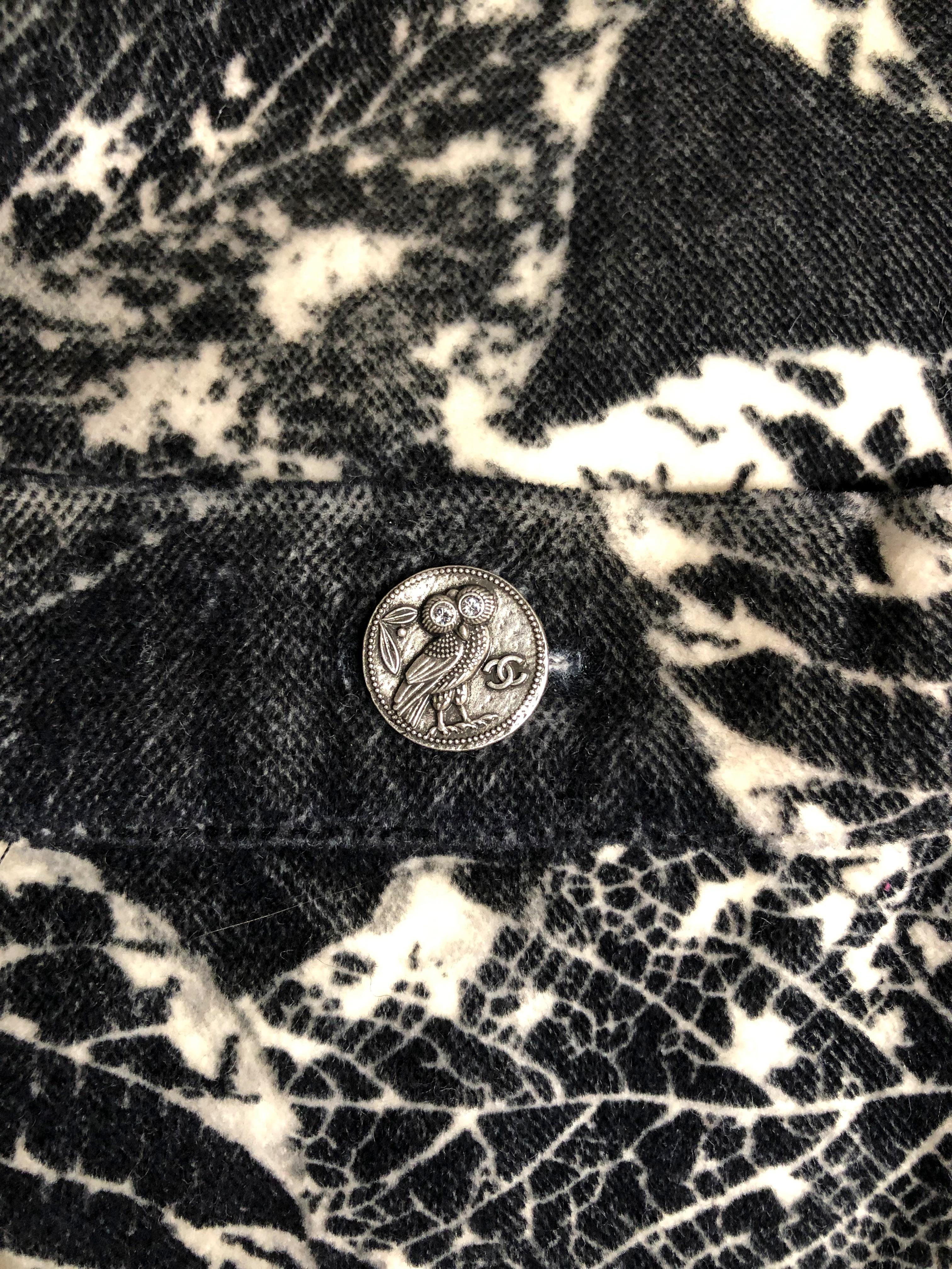 Leaf's printed cotton velvet shirt with branded jewellery buttons Chanel  For Sale 3