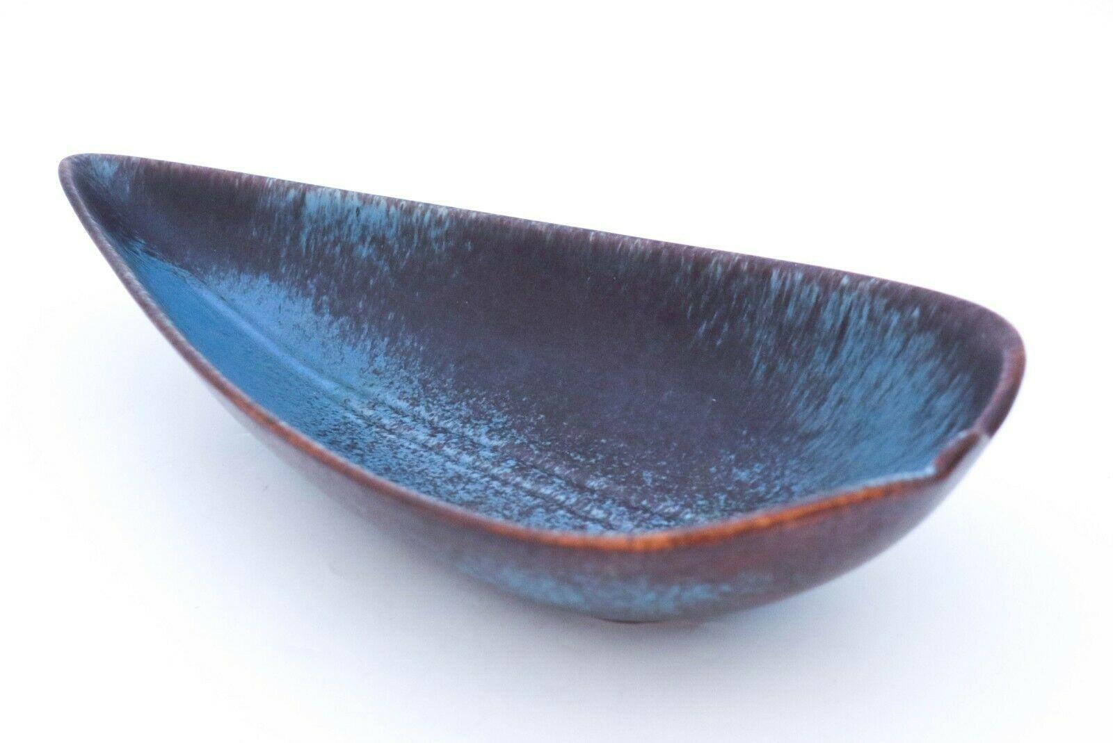 A large leaf shaped bowl designed by Gunnar Nylund at Rörstrand, it´s 42 x 20 cm in diameter and about 7.5 cm high. It´s in mint condition and marked as 1:st quality.

 