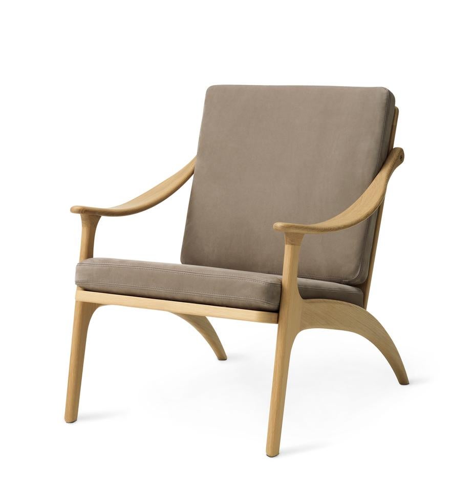 Lean back lounge chair nabuk white oiled oak terra by Warm Nordic
Dimensions: D68 x W78 x H 78 cm
Material: White oiled solid oak, Foam, Textile upholstery
Weight: 9 kg
Also available in different colours, materials and finishes. 

Lean Back