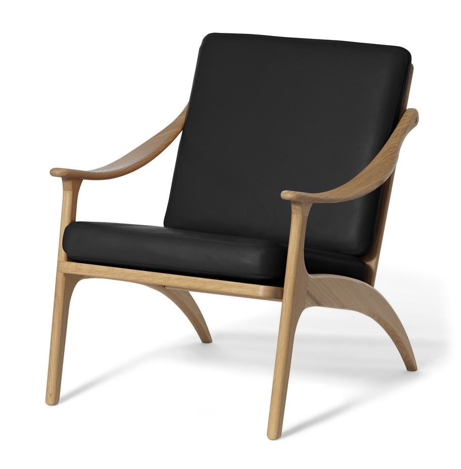 Lean back lounge chair sevilla teak black by Warm Nordic
Dimensions: D68 x W78 x H 78 cm
Material: Solid Teak, Foam, Leather
Weight: 9 kg
Also available in different colours, materials and finishes. 

Lean Back is an elegant, reclining lounge