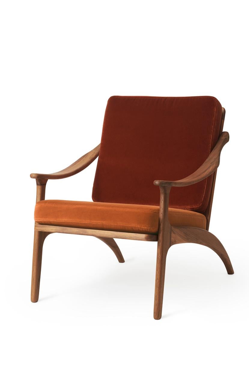 Lean back lounge chair teak brick red amber by Warm Nordic
Dimensions: D 68 x W 78 x H 78 cm
Material: Solid teak, foam, textile upholstery
Weight: 9 kg
Also available in different colours, materials and finishes.

Lean Back is an elegant,