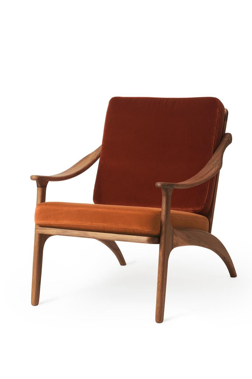 Sedia lounge con schienale reclinabile in teak rosso mattone ambra di Warm Nordic
Dimensioni: P68 x L78 x H. 78 cm
Materiale: Teak massiccio, schiuma e rivestimento in tessuto
Peso: 9 kg
Disponibile anche in diversi colori, materiali e