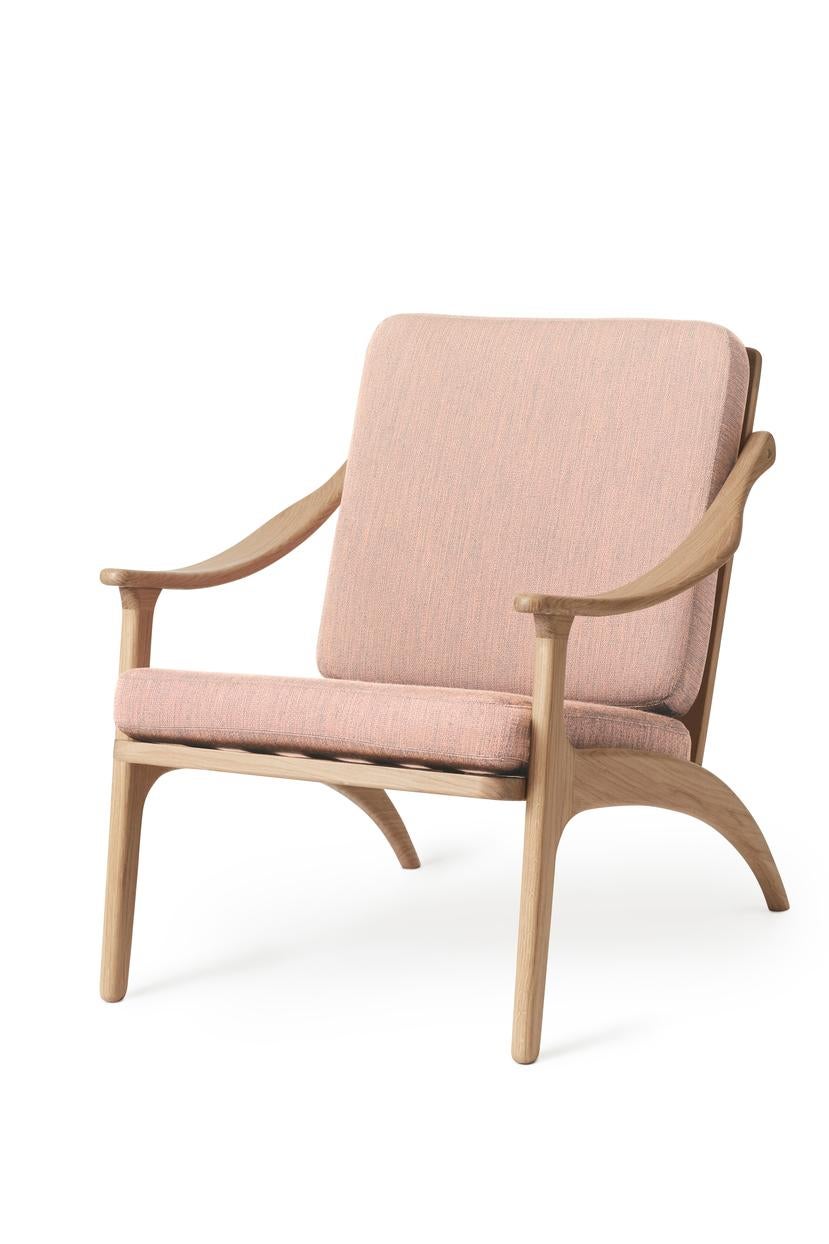 Lean back lounge chair white oiled oak pale rose by Warm Nordic
Dimensions: D68 x W78 x H 78 cm
Material: White oiled solid oak, Foam, Textile upholstery.
Weight: 9 kg
Also available in different colours, materials and finishes. 

Lean Back is an