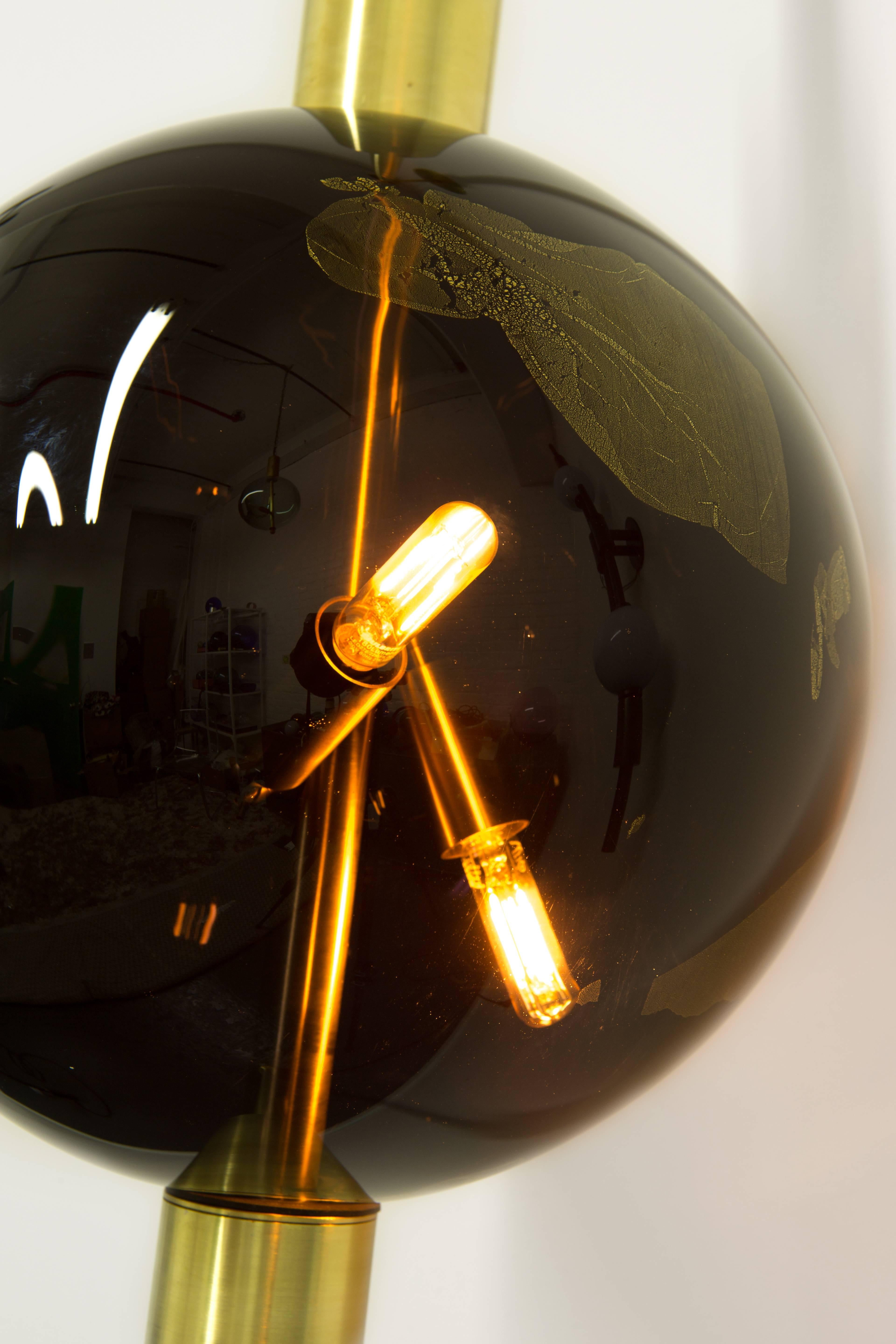 Lean Light, Black & Gold Leaf Glass with Brushed Brass Finish, Wall/Floor Light (21. Jahrhundert und zeitgenössisch) im Angebot