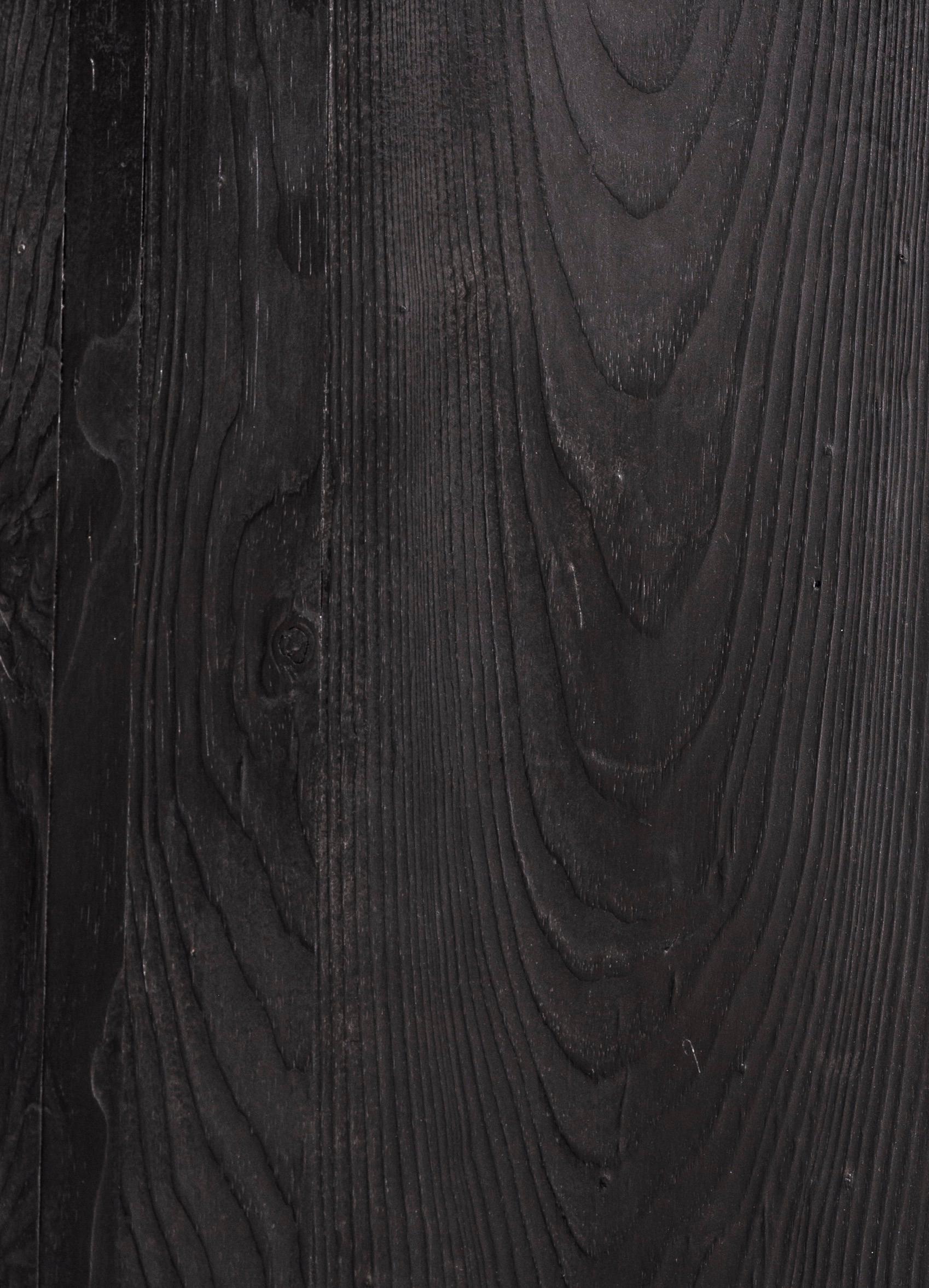 Le miroir LEAN de Char utilise du bois de récupération noirci et carbonisé pour créer une texture illustre qui est juxtaposée au miroir fumé lisse. Des variations de taille sont possibles.