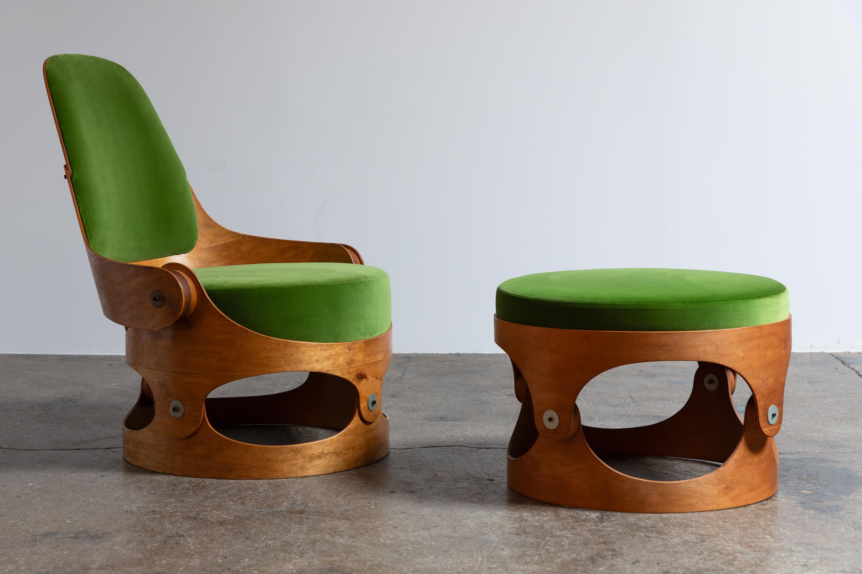 Modernistischer Stuhl und Ottomane aus gebogenem Sperrholz, entworfen vom Architekten Leandre Poisson. Der Stuhl besteht aus gebogenen Sperrholzstrukturen, die mit freiliegenden Beschlägen verbunden und mit großzügigen Kissen ausgestattet sind. In