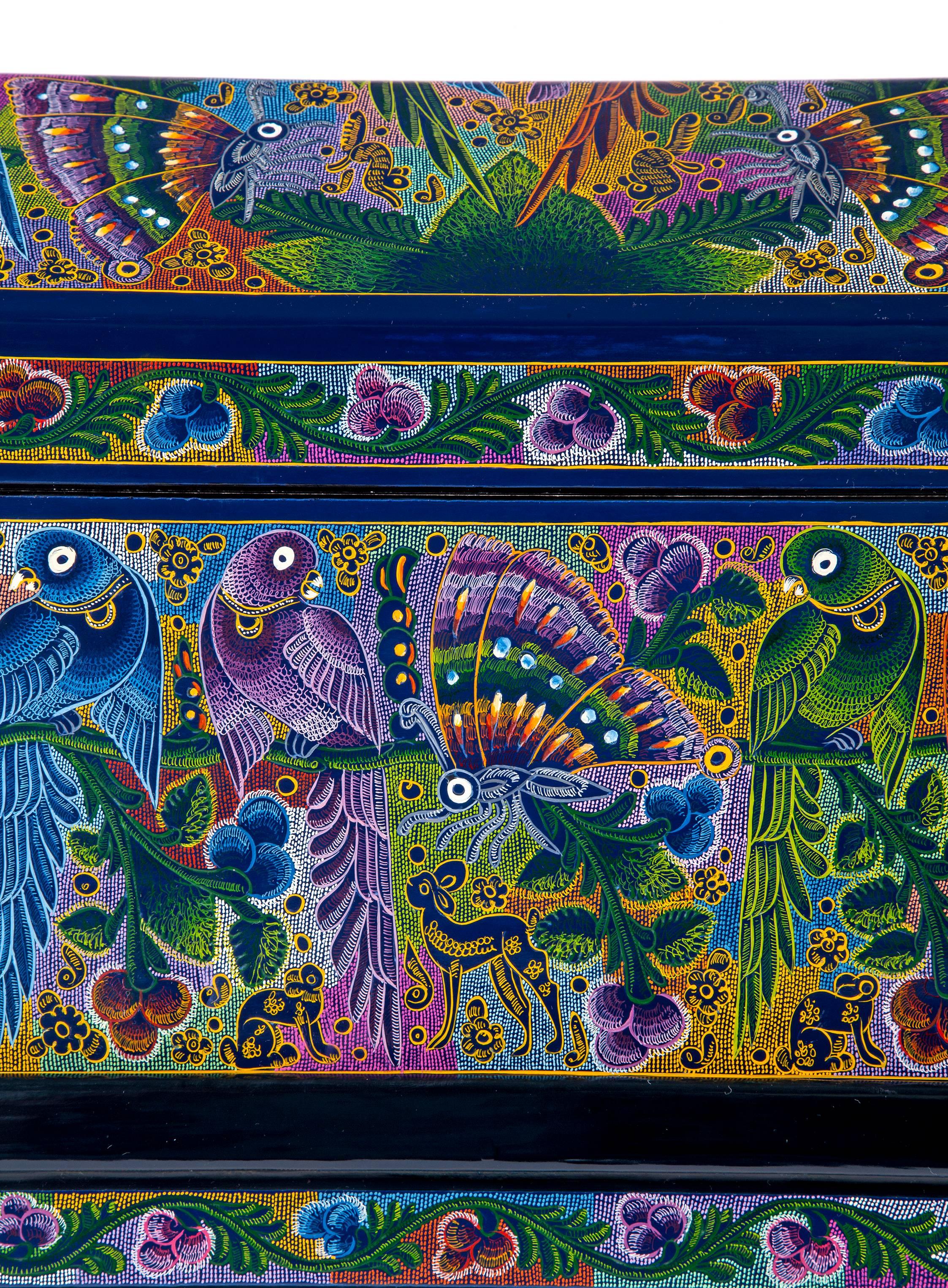 Baul detalle azul / Wood carving Lacquer Mexican Folk Art - Sculpture by Leandro Castillo Espinal