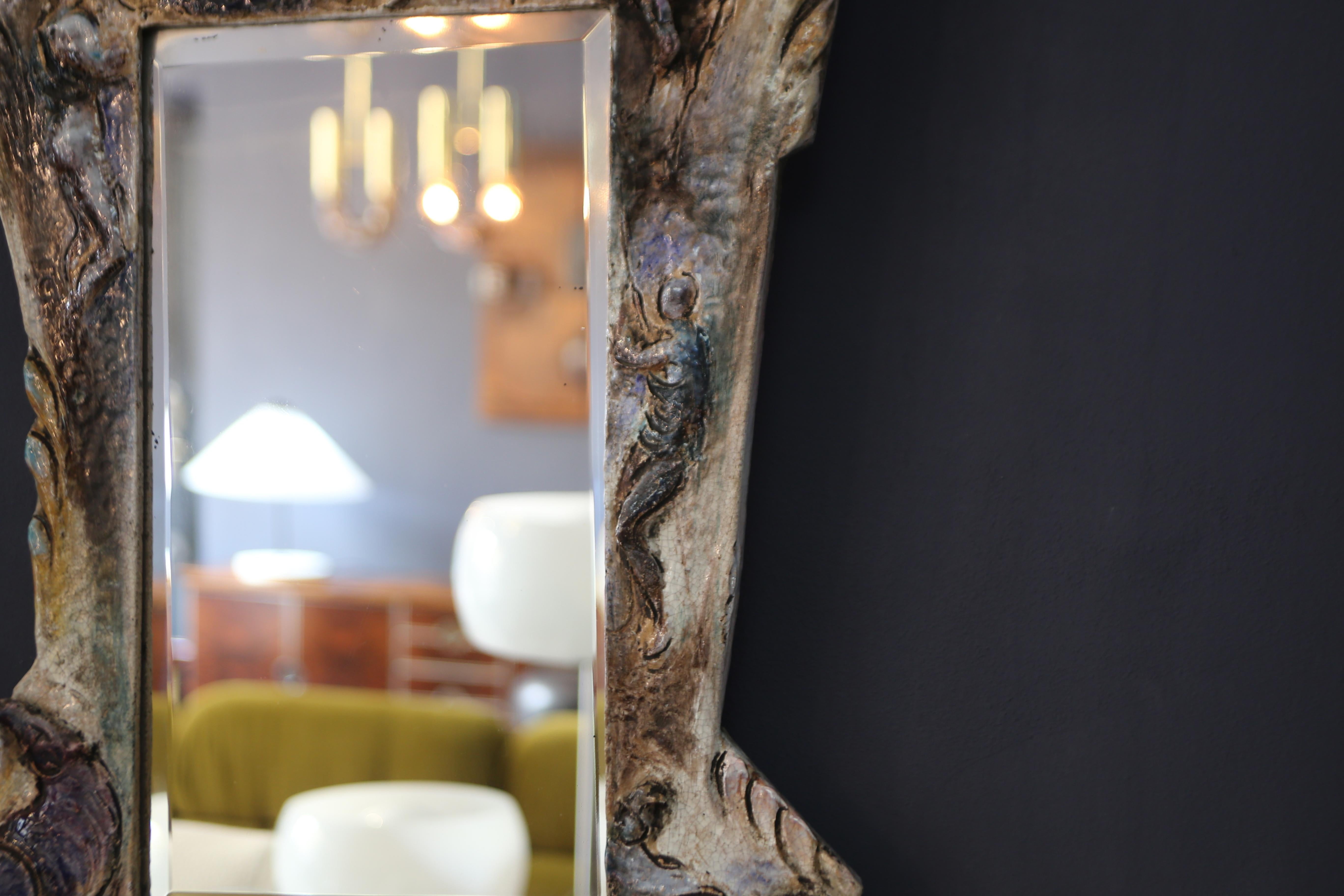 A sculptural ceramic mirror from the 1940s, a one-of-a-kind piece.
This piece, custom-made by a Milanese family and entirely made of ceramic, features original mercury-ground glass.e.

