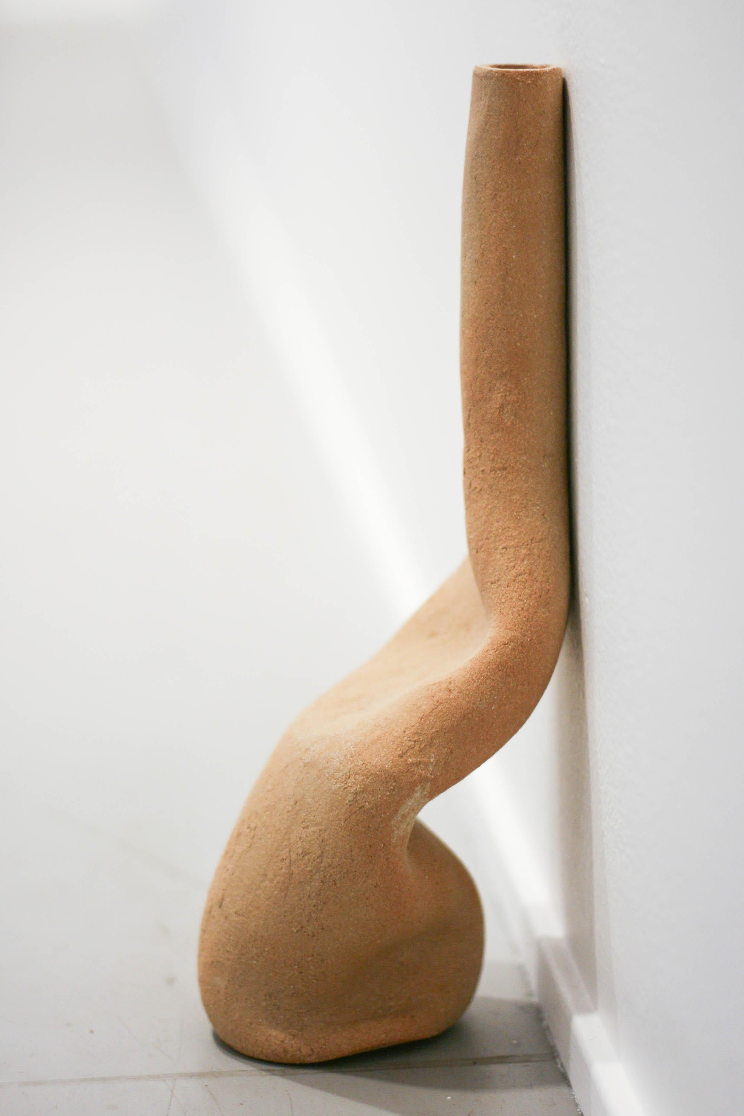 Vaso decorativo in ceramica Leaning Against The Wall I di Lillian Tørlen
Un pezzo unico.
Dimensioni: P 11 x L 12 x H 30 cm. 
Materiali: Ceramica. 

La mostra Levels of Attachment and Belonging consiste in una serie di vasi di ceramica pressati,