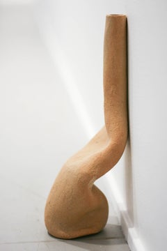 Apoyado en la pared I Jarrón decorativo de cerámica by Lillian Tørlen