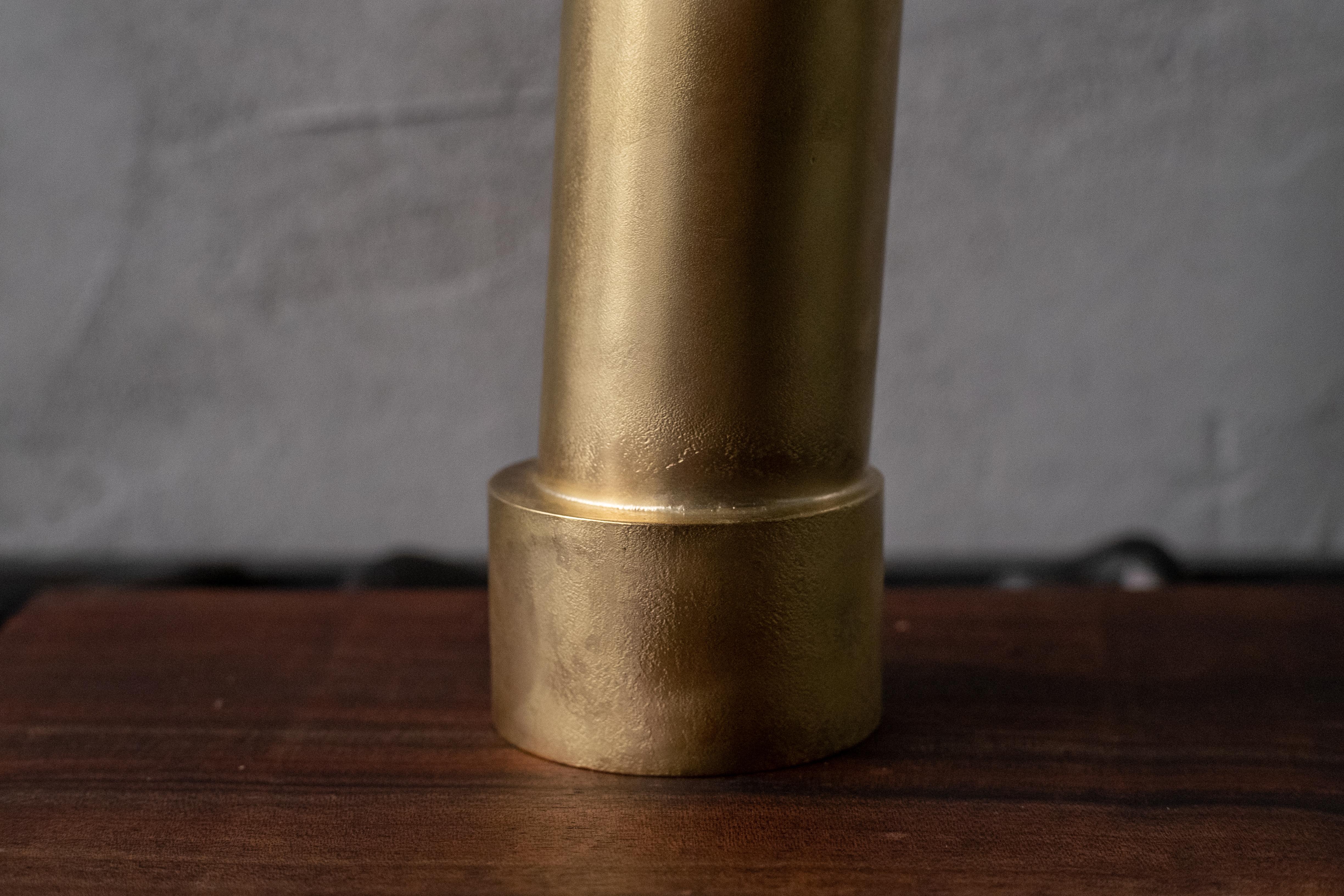 Questo vaso in ottone massiccio mostra la bellezza dei profili dei materiali standard e della loro massa. Per unire le due parti è necessario un calore elevato, che ammorbidisce il metallo e permette di ottenere una texture satinata.

La base è