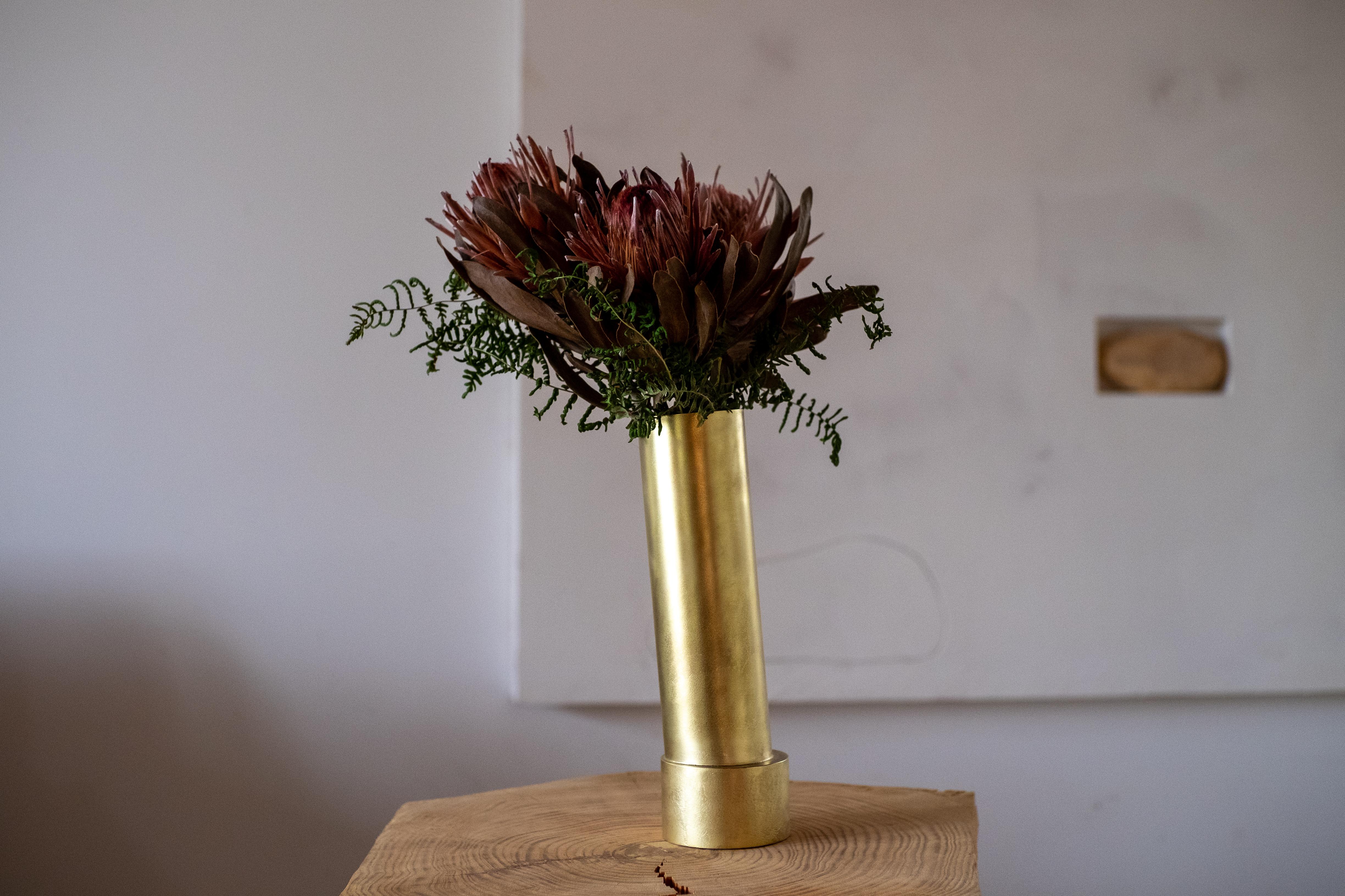 Spazzolato Vaso a colonna pendente, di Jordan Hufangel in ottone massiccio in vendita