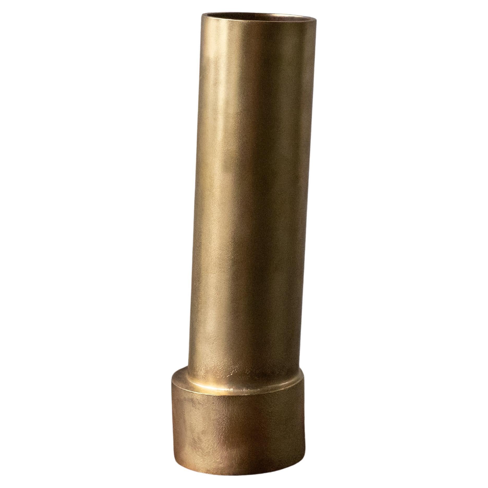 Vaso a colonna pendente, di Jordan Hufangel in ottone massiccio